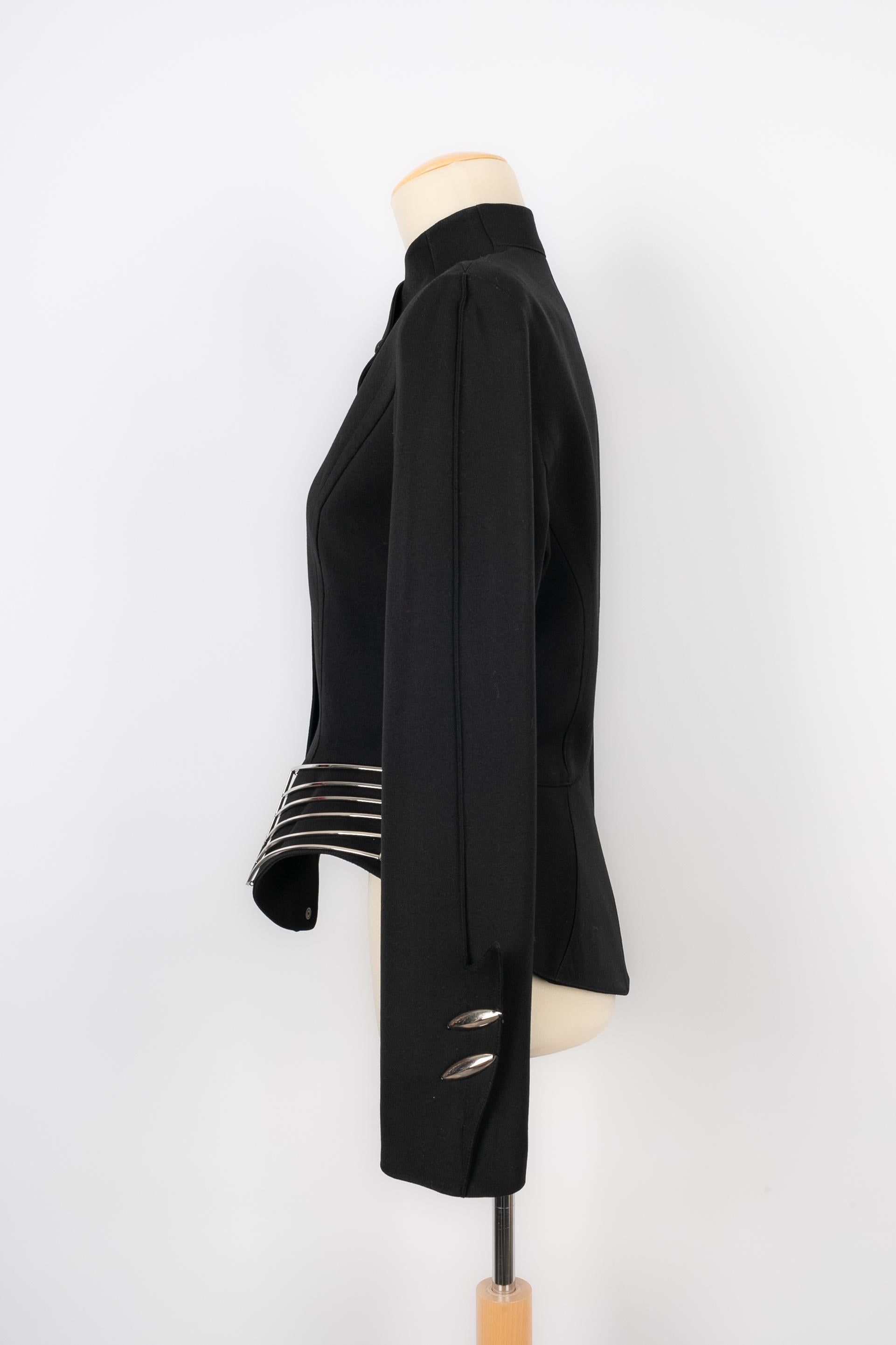 THIERRY MUGLER - (Fabriqué en France) Veste en laine noire avec éléments en métal argenté. Taille 38FR.

Condit :
Très bon état.

Dimensions :
Largeur des épaules : 44 cm - Longueur des manches : 63 cm - Longueur : 60 cm

FV43
