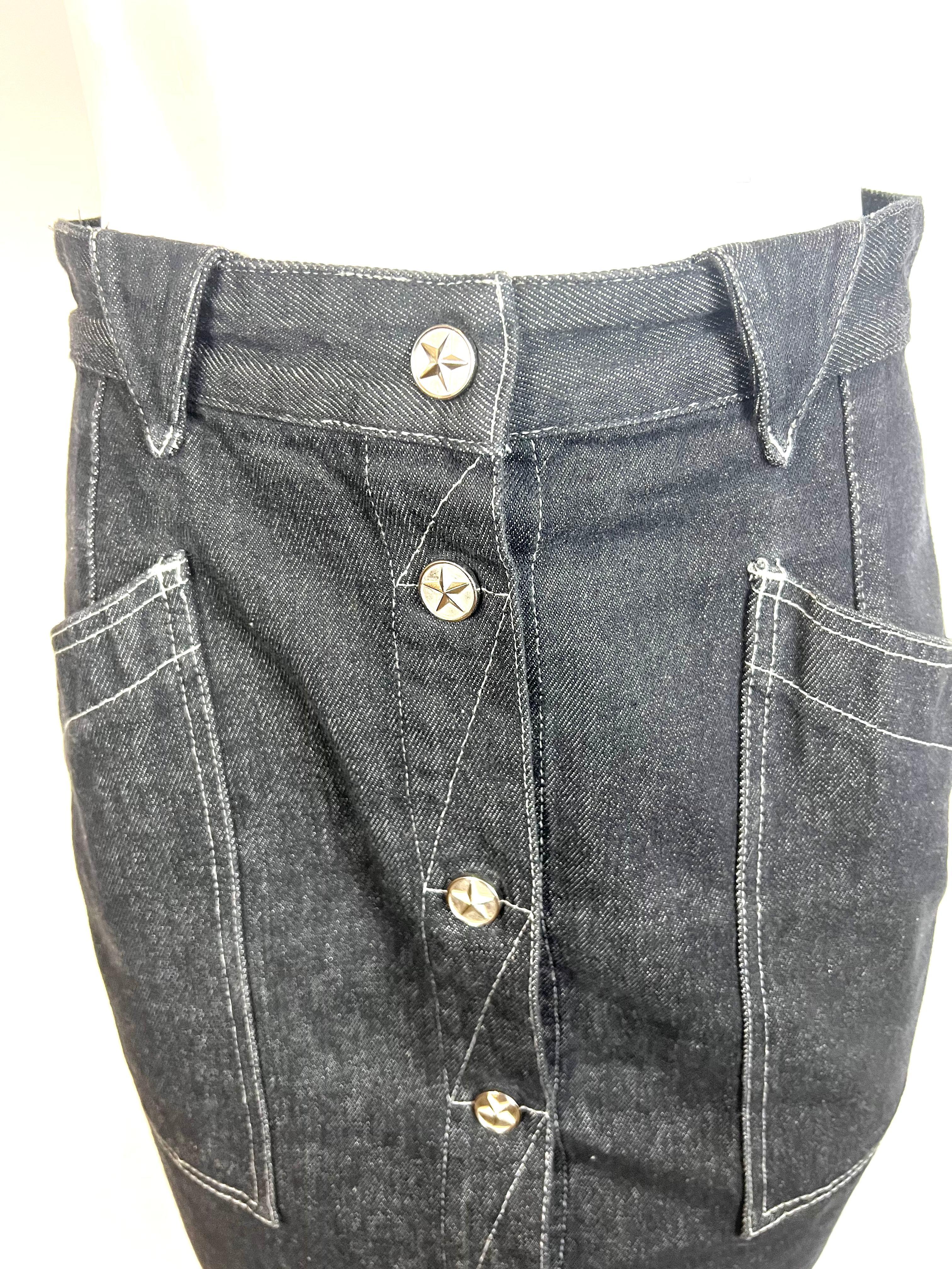Thierry Mugler Jeans Denim Midi Skirt, Size 42

- High raise
- Front button closure
- Silver tone hardware
- Rear and side large pockets
- Knee length
- Made in Italy