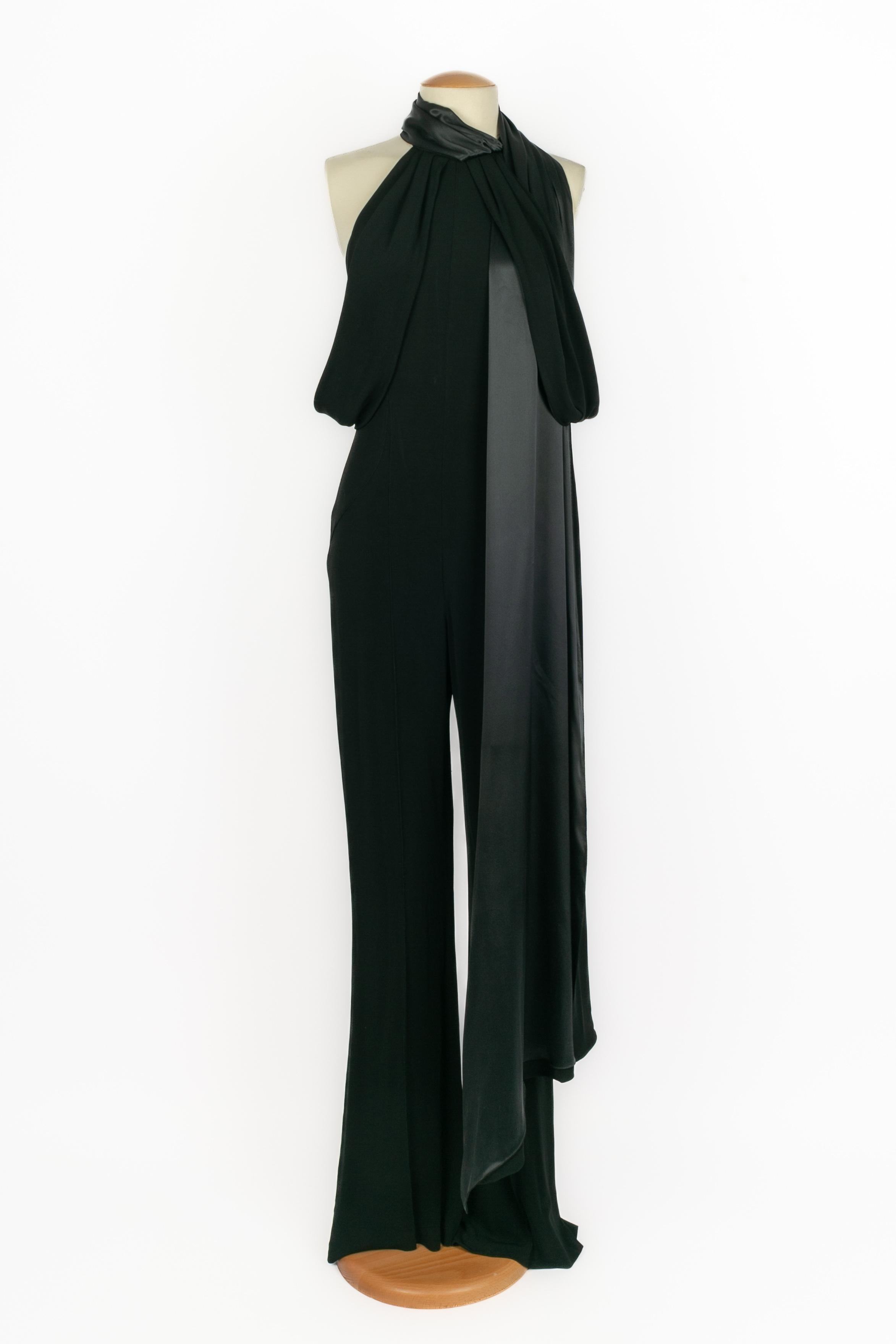 MUGLER - Black jumpsuit with black silk stole and sleeve lapels. No size indicated, it fits a 36FR.

Condition:
Very good condition

Dimensions:
Chest: 44 cm - Waist: from 36 cm to 40 cm - Length: 170 cm

SKU:FT165


