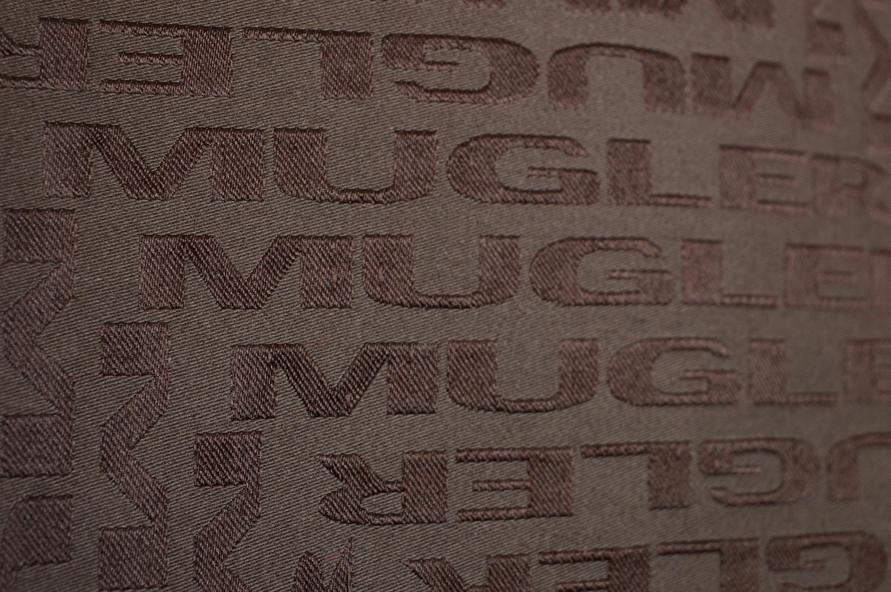 Thierry Mugler Large sacoche en jacquard marron chocolat - ordinateur portable en vente 1