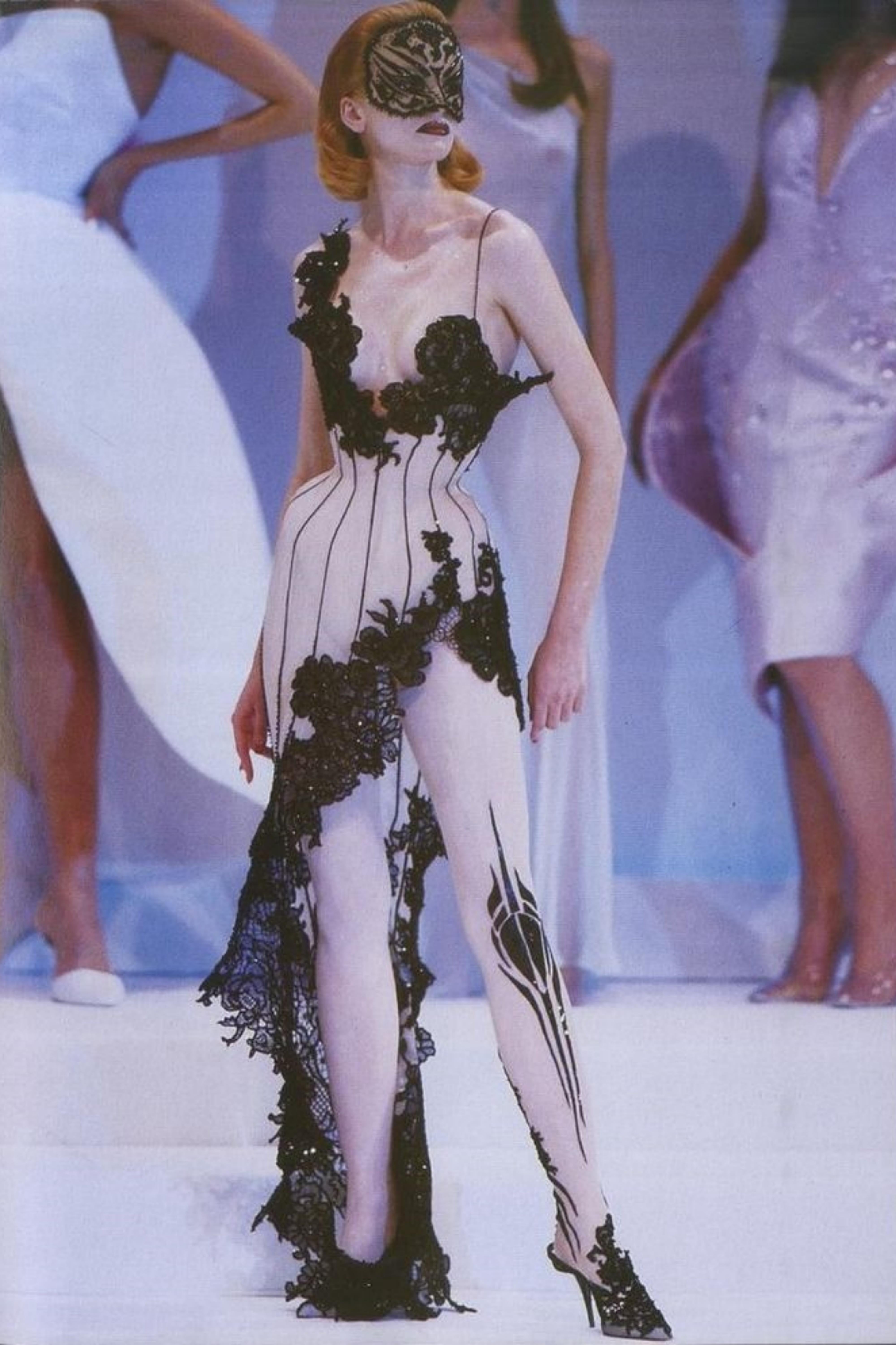 À en juger par la photo du défilé haute couture S/s 1999 (voir la référence dans la photo n° 2), ils se ressemblent et pourraient donc dater de cette époque. 

MATERIAL : le tissu est très extensible, il peut donc convenir à la taille