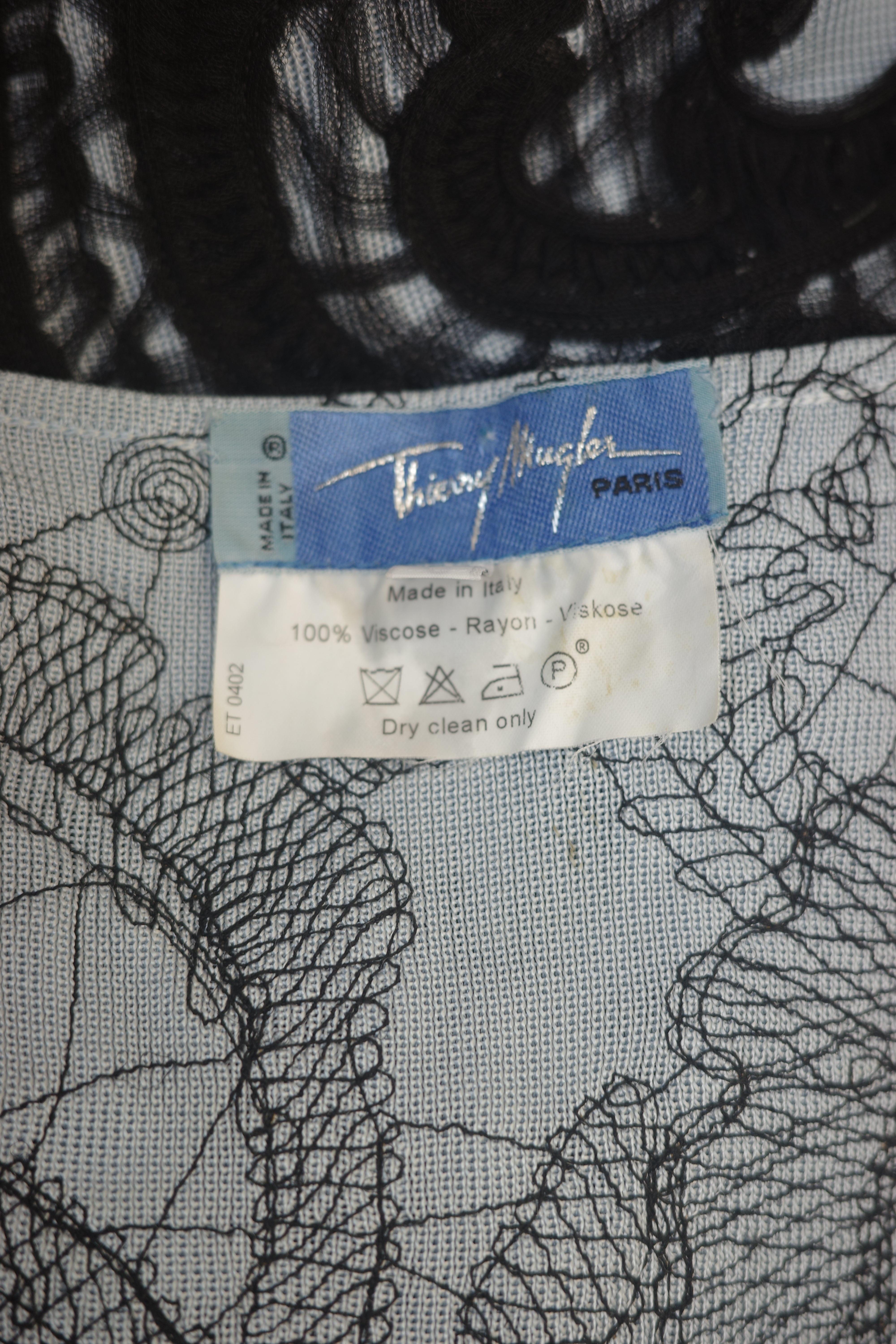 THIERRY MUGLER Fin des années 1990 Robe en dentelle bleu layette 3