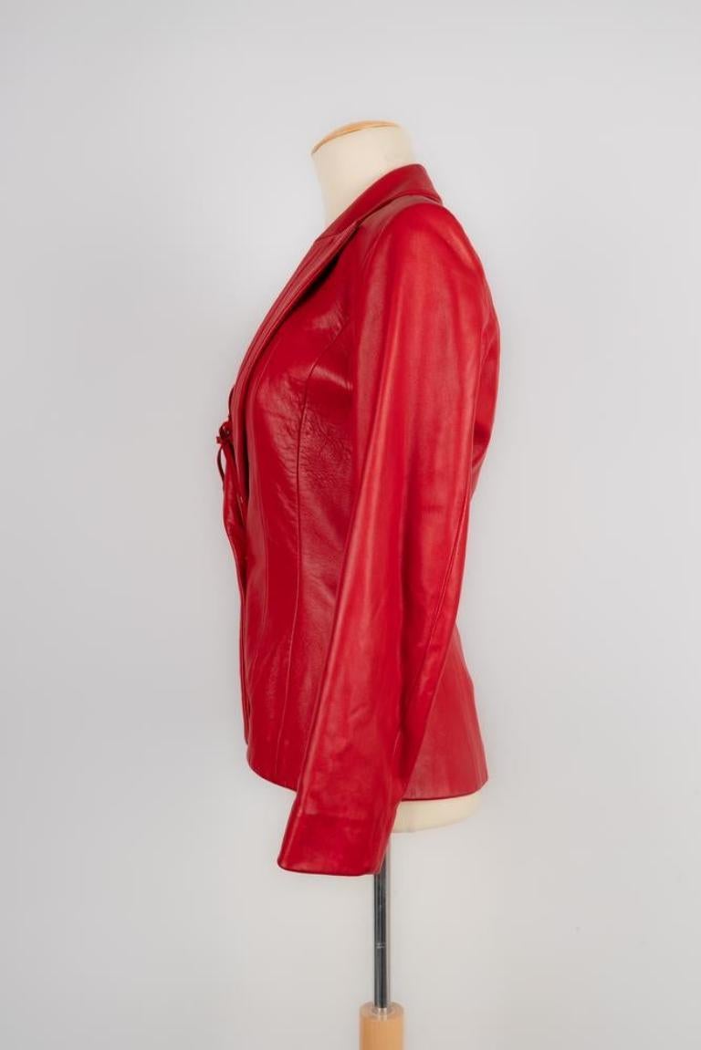 Thierry Mugler - Giacca in pelle di agnello rossa e top bustier ornato da pizzo e piccole barre metalliche. Manca l'etichetta della taglia, ma si adatta a una 38FR.

Informazioni aggiuntive:
Condizioni: Ottime condizioni
Dimensioni: Giacca:
