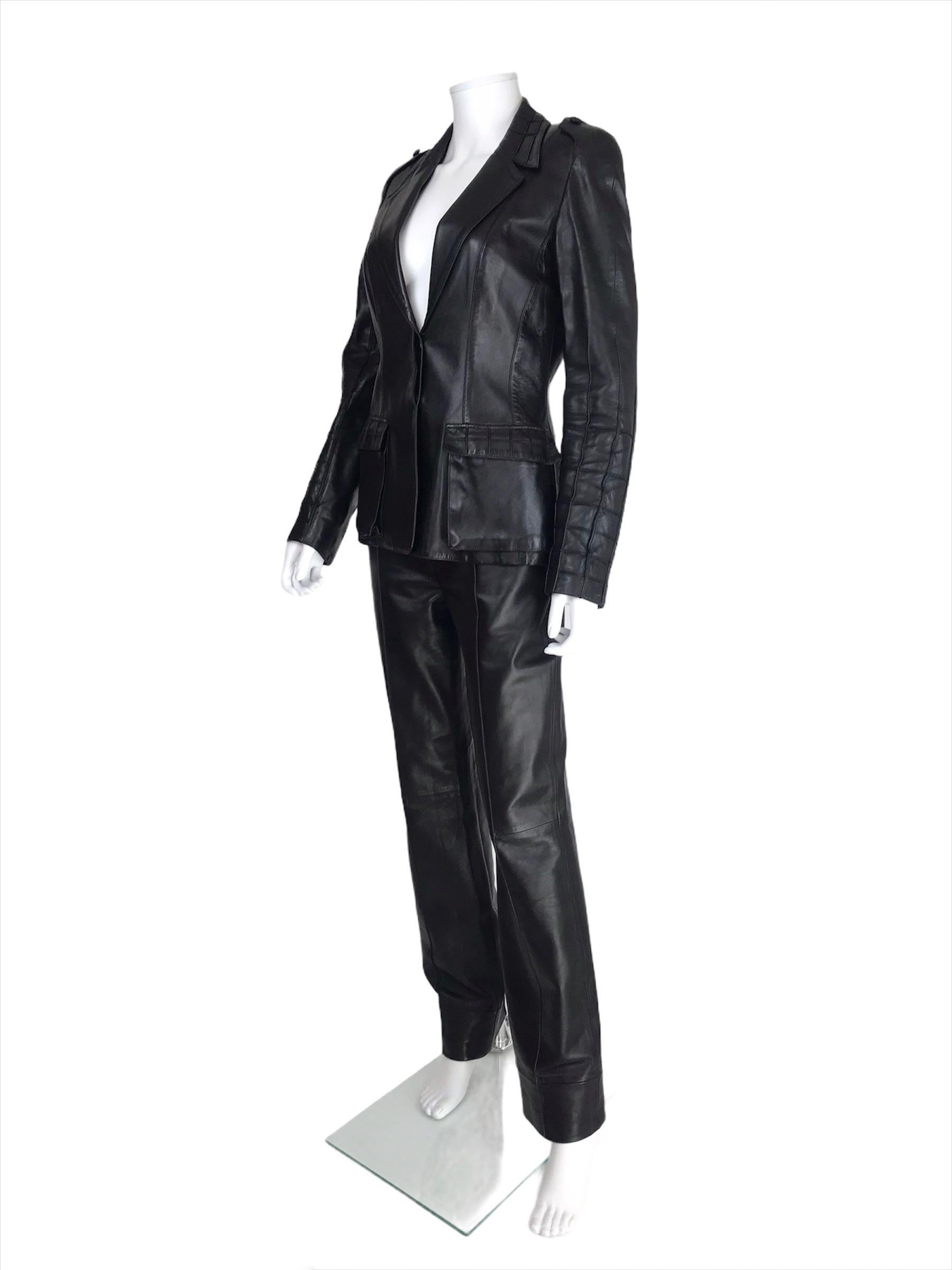 THIERRY MUGLER, Made in France, circa 00’s.

Smooth lambskin leather set composed of a jacket and pants. Both lined. 
The jacket is fitted and closes with 2 hidden buttons on the front. 
The pants are straight and closes with a zipper on the side.