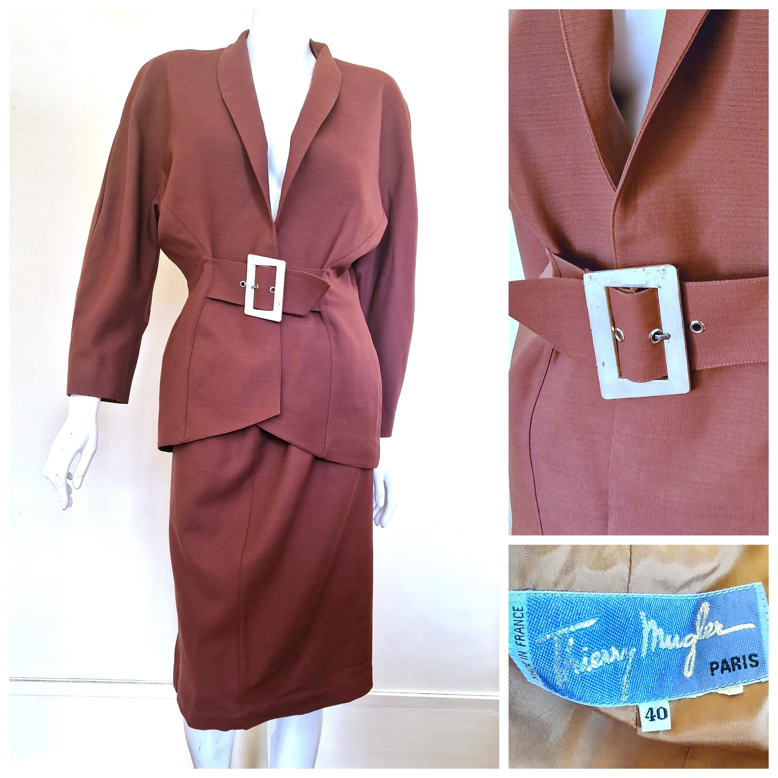 Metal belt suit by Thierry Mugler!
With shoulder pads.
Wondeful silhouette! It emphasizes the waist.
The collar can be worn as a usual or stood up.

VERY GOOD condition!
The jacket has label, the skirt no. The metal belt has light sign of use,