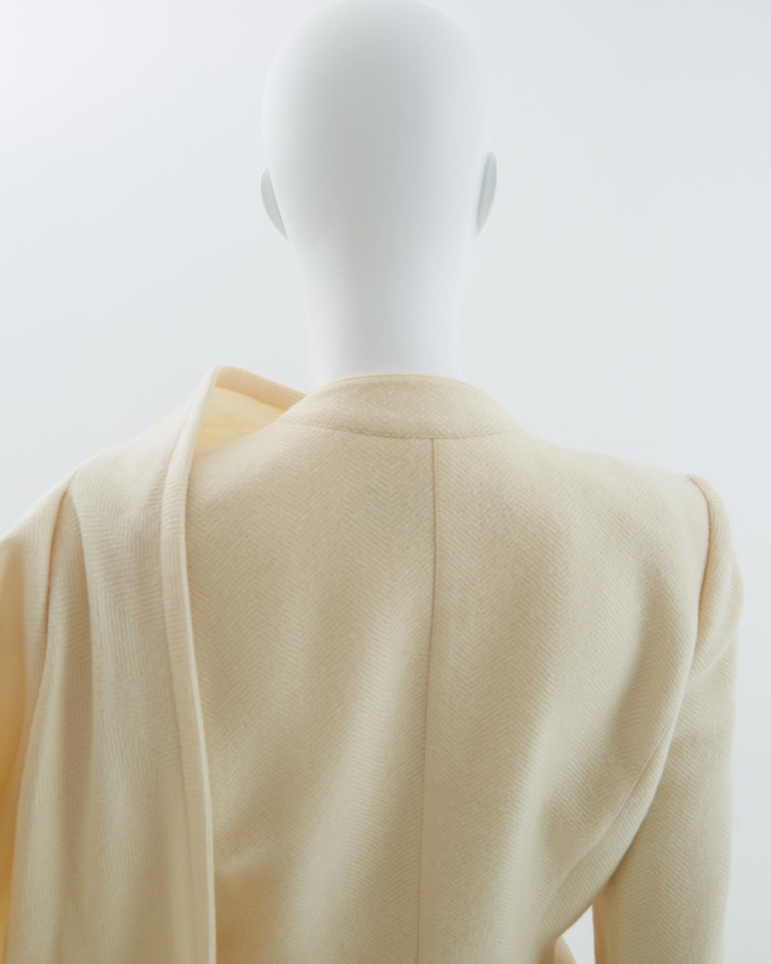 Ensemble veste et jupe à col écharpe en mohair blanc cassé de Thierry Mugler, années 1990 en vente 7