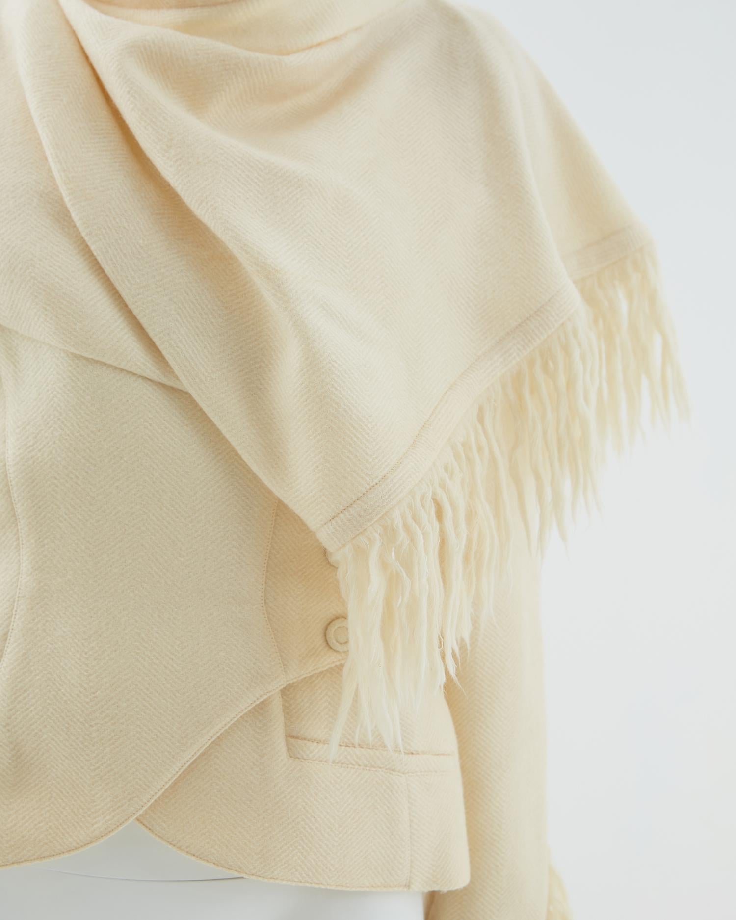 Ensemble veste et jupe à col écharpe en mohair blanc cassé de Thierry Mugler, années 1990 en vente 9