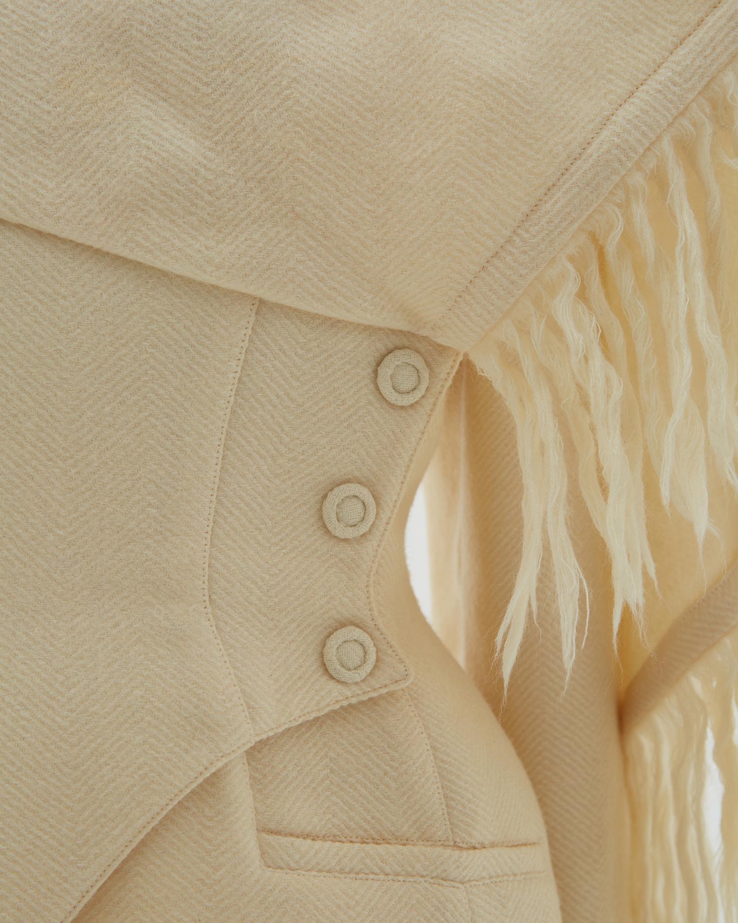 Ensemble veste et jupe à col écharpe en mohair blanc cassé de Thierry Mugler, années 1990 en vente 12