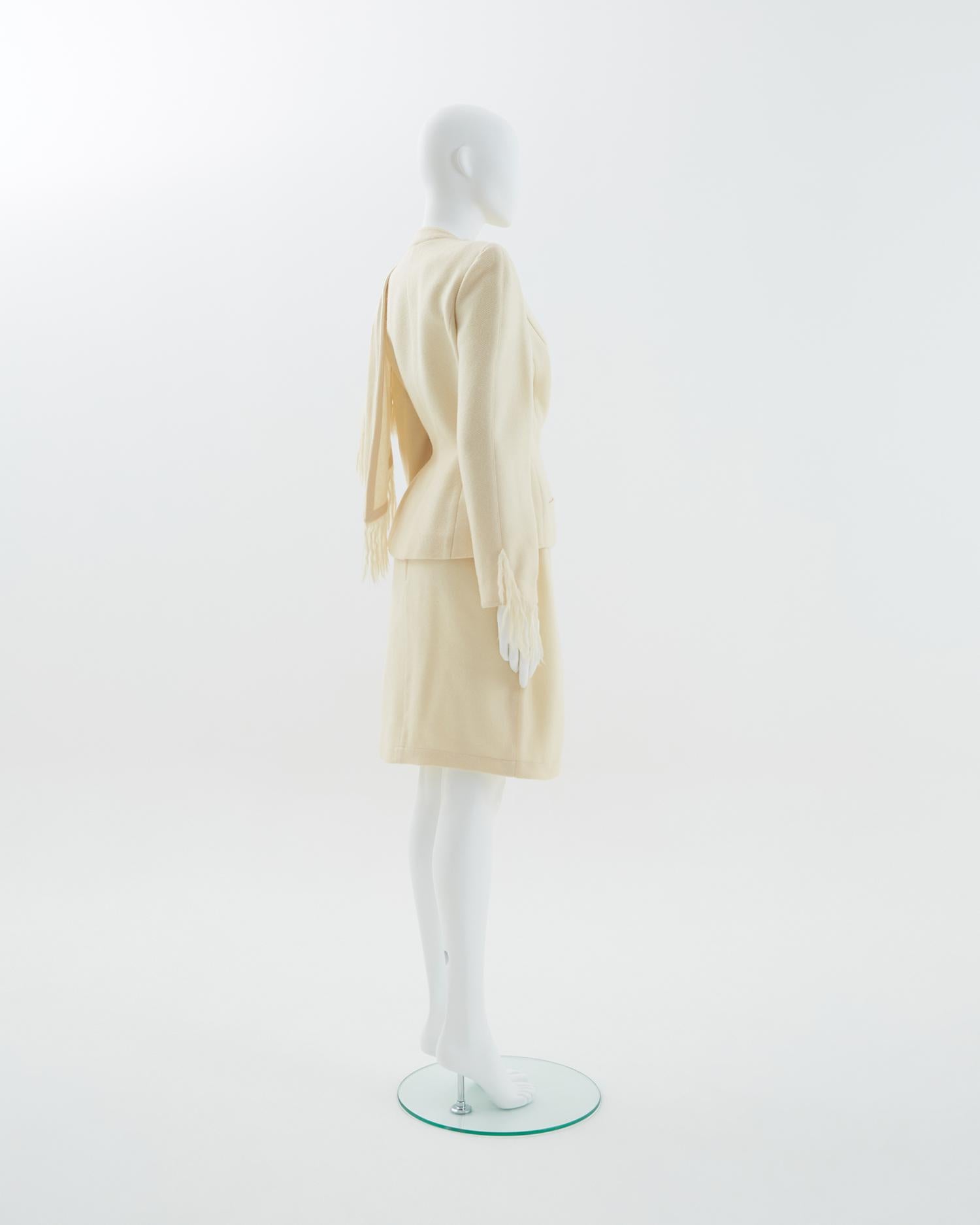 Thierry Mugler off-white mohair fringe scarf collar jacket and skirt suit, 1990s In Good Condition For Sale In Milano, IT