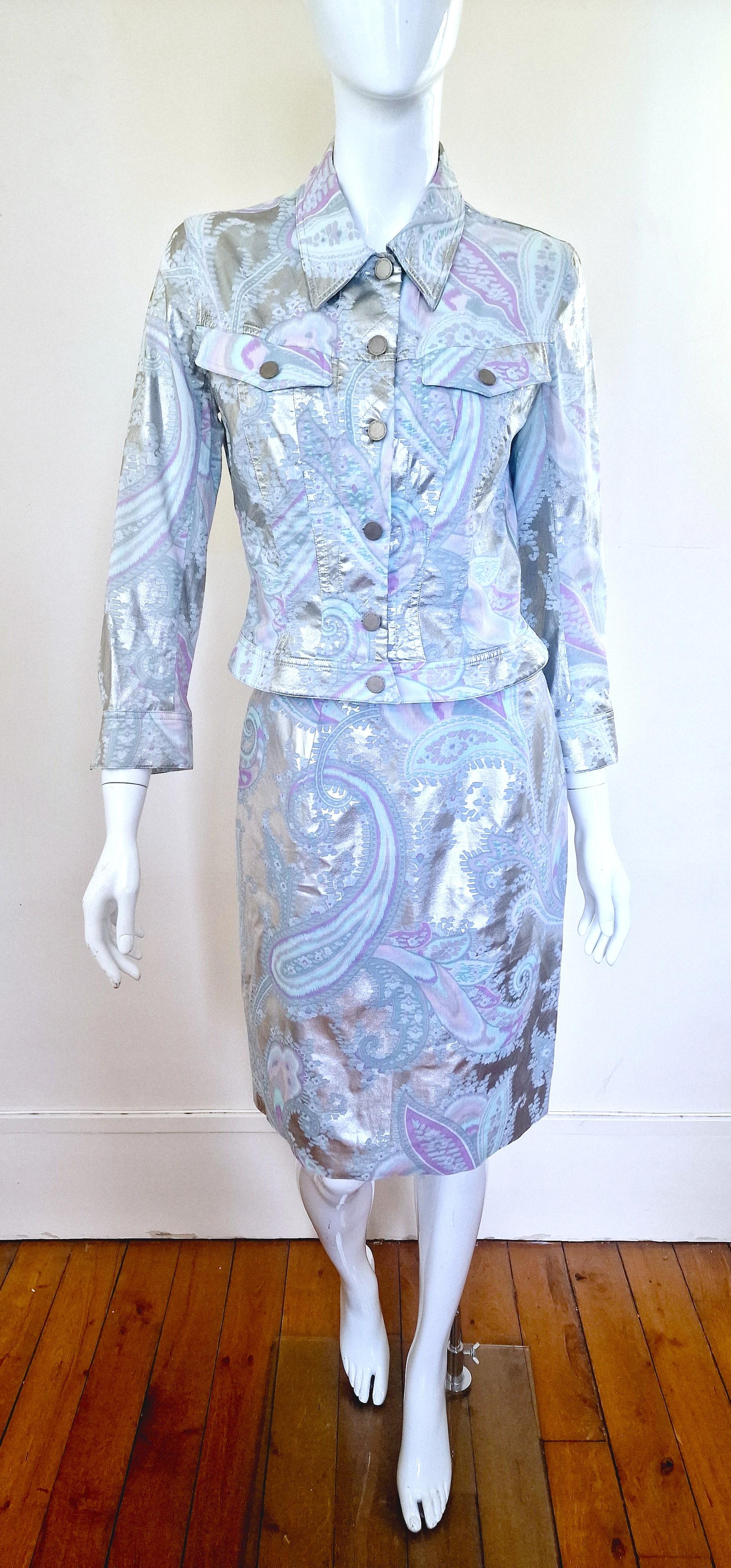 Silver paisley suit by Thierry Mugler!
With shoulder pads.
Wondeful silhouette! Wasp Waist, it emphasizes the waist.

VERY GOOD condition!

JAKCET
Small.
Marked size: FR36.
Length: 48 cm / 18.9 inch
Bust: 43 cm / 16.9 inch
Waist: 35 cm / 13.8