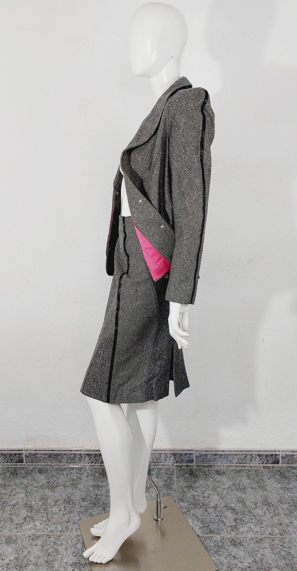 Thierry Mugler Pink Grey Gray Shiny Suit Jacket Gleam Sparkling Vintage 90’s 1990 Blazer Faux Leather Pocket Elegant Skirt

Excellent condition.
Grey & Shiny out, pink inside.
Button closure (blazer(, Zip closure (skirt)
Faux leather stripe ont he
