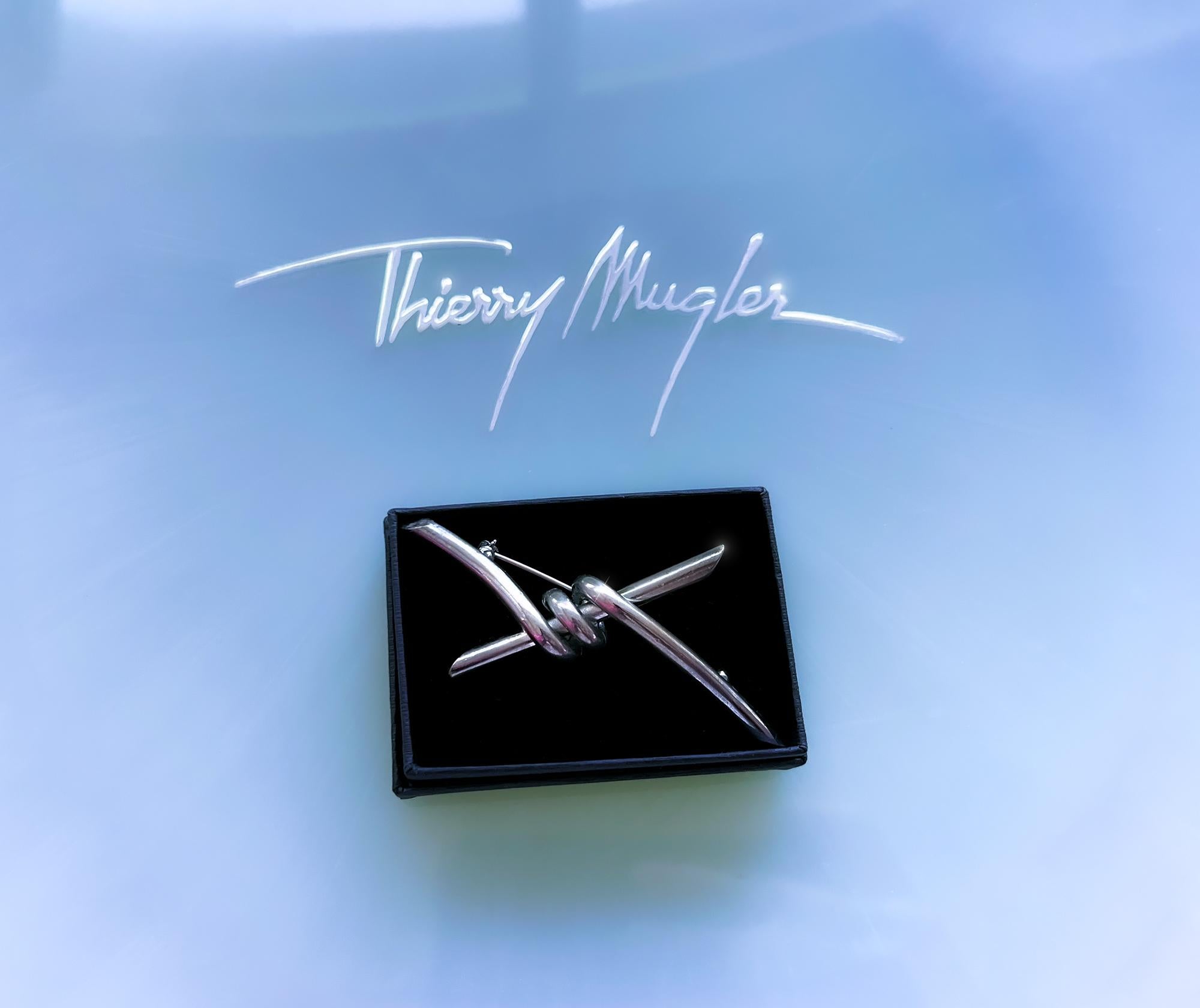 Thierry Mugler Rare Silver Metal Barbed Wire Brooch Pin In Excellent Condition For Sale In Berlin, BE
