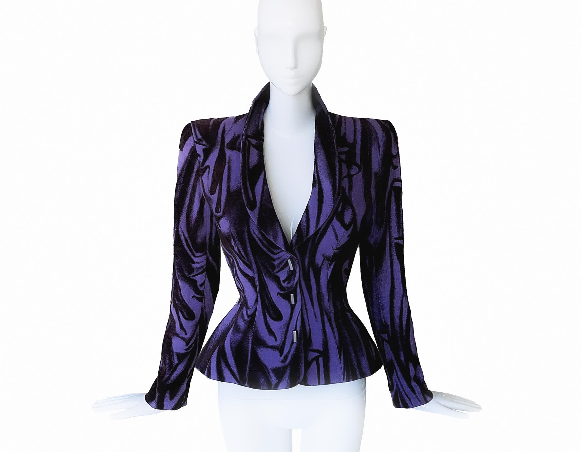 Fabelhafte seltene Mugler Jacke. Skulpturale Form mit taillierter Taille und tiefem V-Ausschnitt. Illusions-Drapiermuster, atemberaubende lila Farben. Schließt mit Metalldruckknöpfen an der Vorderseite. Außergewöhnliches Einzelstück, seltene