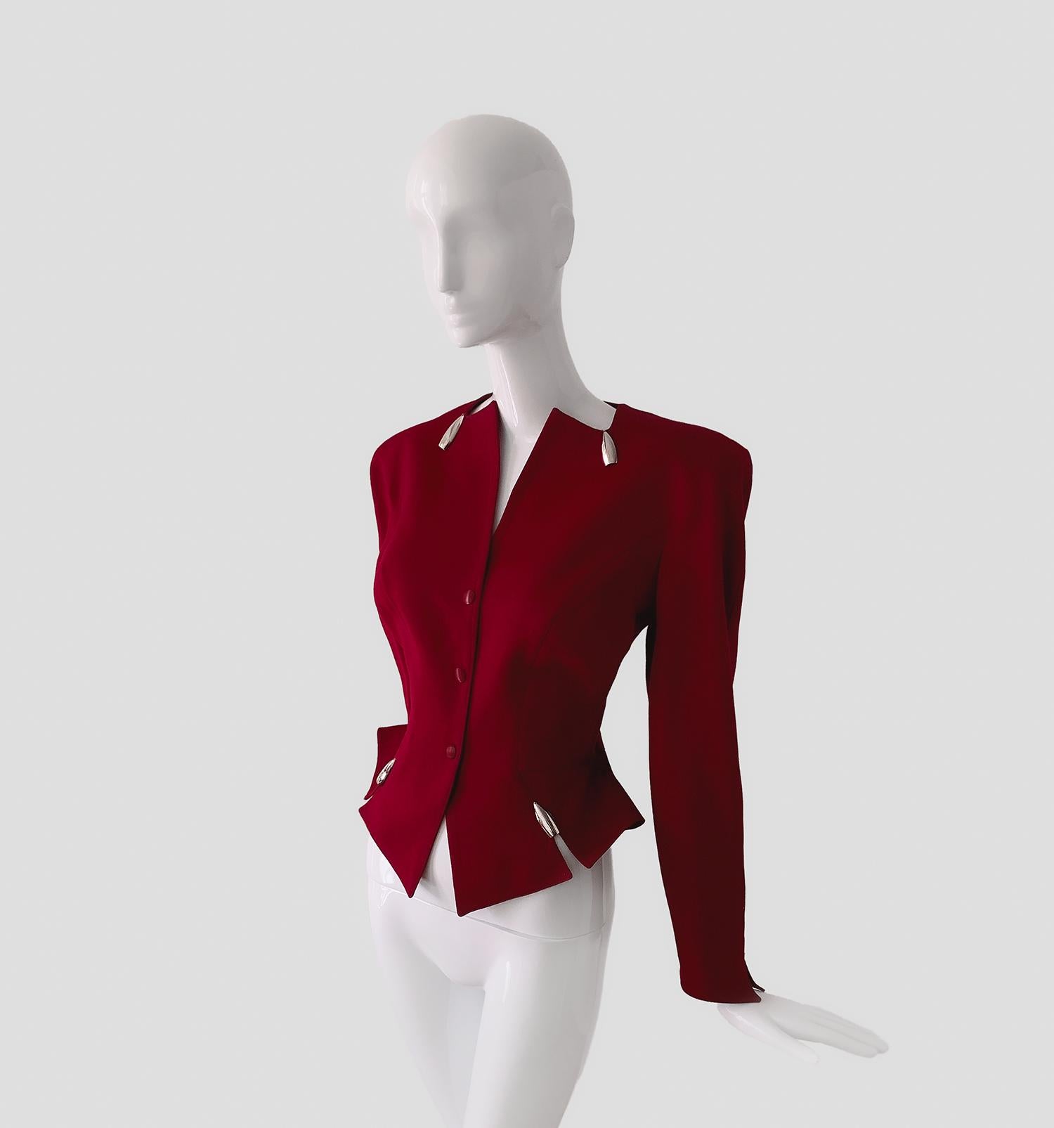 Stunning red Thierry Mugler blazer jacket with amazing silver bulllet details. Hiver Buick collection FW 1989.
Adorned with chrome ornaments inspired by the 1959 Cadillac Eldorado. Very rare Thierry Mugler creation. Avant-garde & drama. Dark