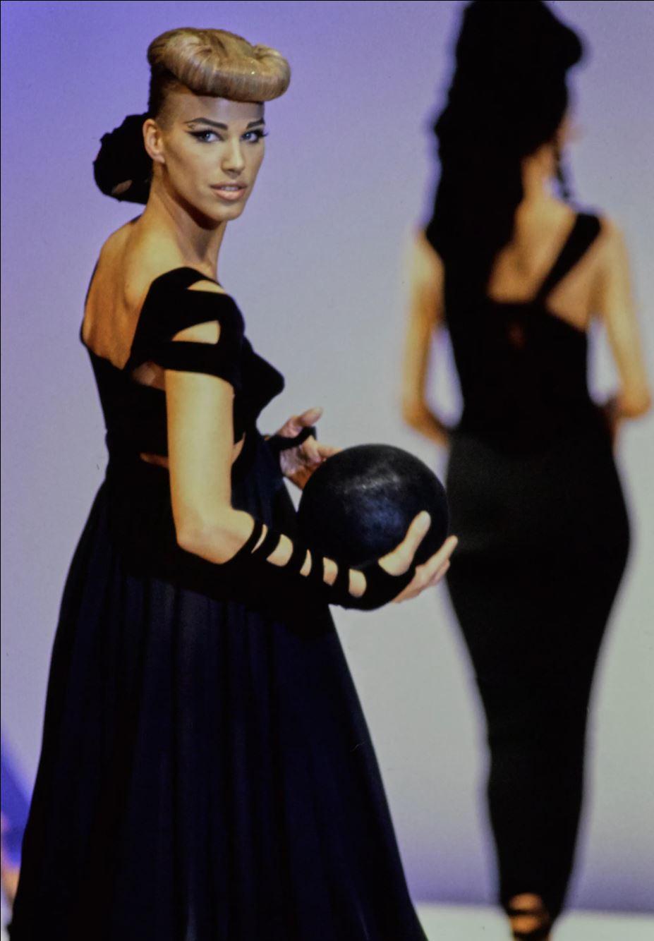Thierry Mugler Runway 1992 S/S Ausschnitt Demi Moore Blaues Abend Maxikleid Kleid Damen im Angebot
