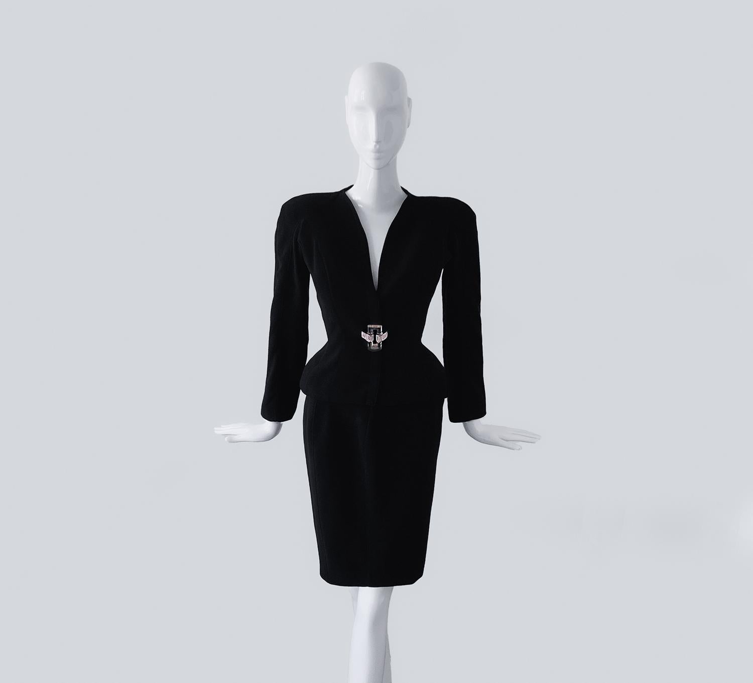 Nero Thierry Mugler: abito nero da passerella, tuta e giacca blazer con fibbia in lucite in vendita