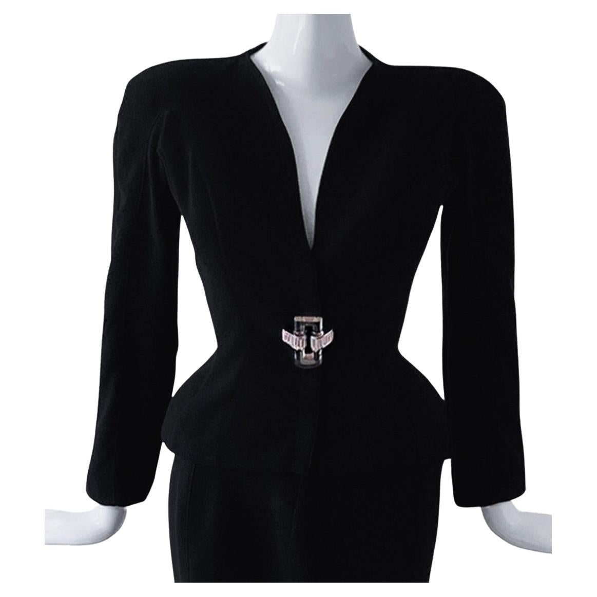 Thierry Mugler: abito nero da passerella, tuta e giacca blazer con fibbia in lucite