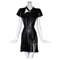 Vestido de pasarela de Thierry Mugler, otoño-invierno 1998, mini de vinilo negro