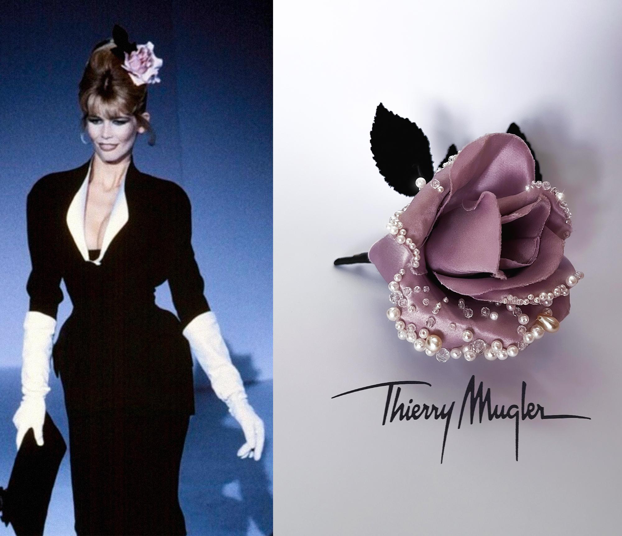 Se possiedi un look d'archivio di Thierry Mugler del 1995, questa spilla è il tocco finale, il dettaglio che rende il tuo outfit davvero iconico. Non ho mai visto un altro esemplare sopravvissuto di questa spilla a forma di rosa in raso color