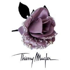 Spilla a forma di rosa della passerella di Thierry Mugler, unica nel suo genere