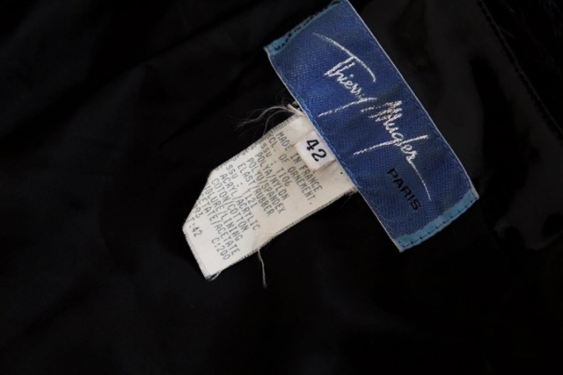 Superb and rare vintage jacket designed by Thierry Mugler in the years 1996, 1997, presented at the Runway Winter Paris fashion show 1996-1997.
ORIGINAL LABEL.
The jacket is entirely made of shiny black latex material, very beautiful and