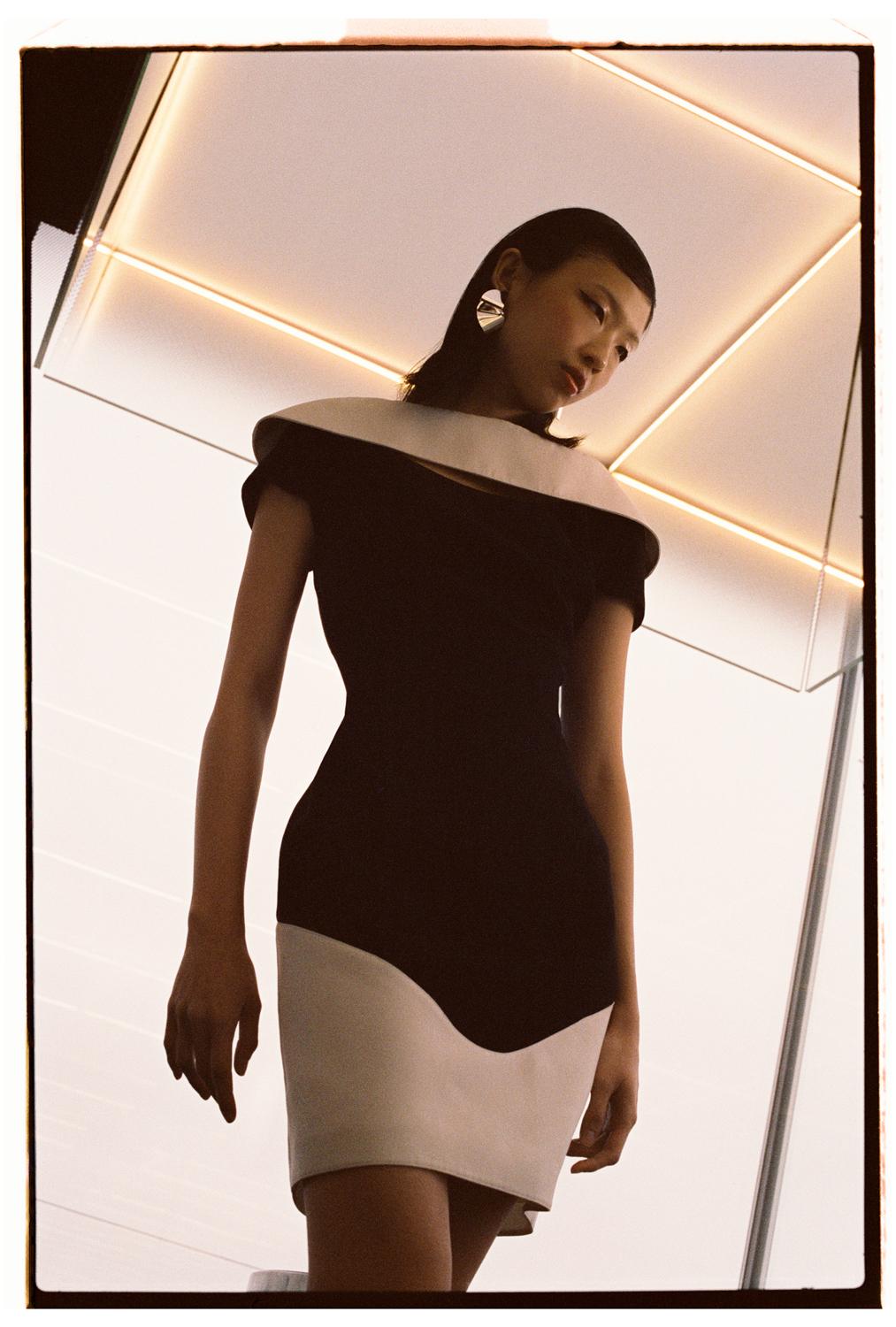 Thierry Mugler S/S 1996 Rare Vintage Sculptural Hourglass Dress FR40 In Excellent Condition For Sale In Berlin, BE