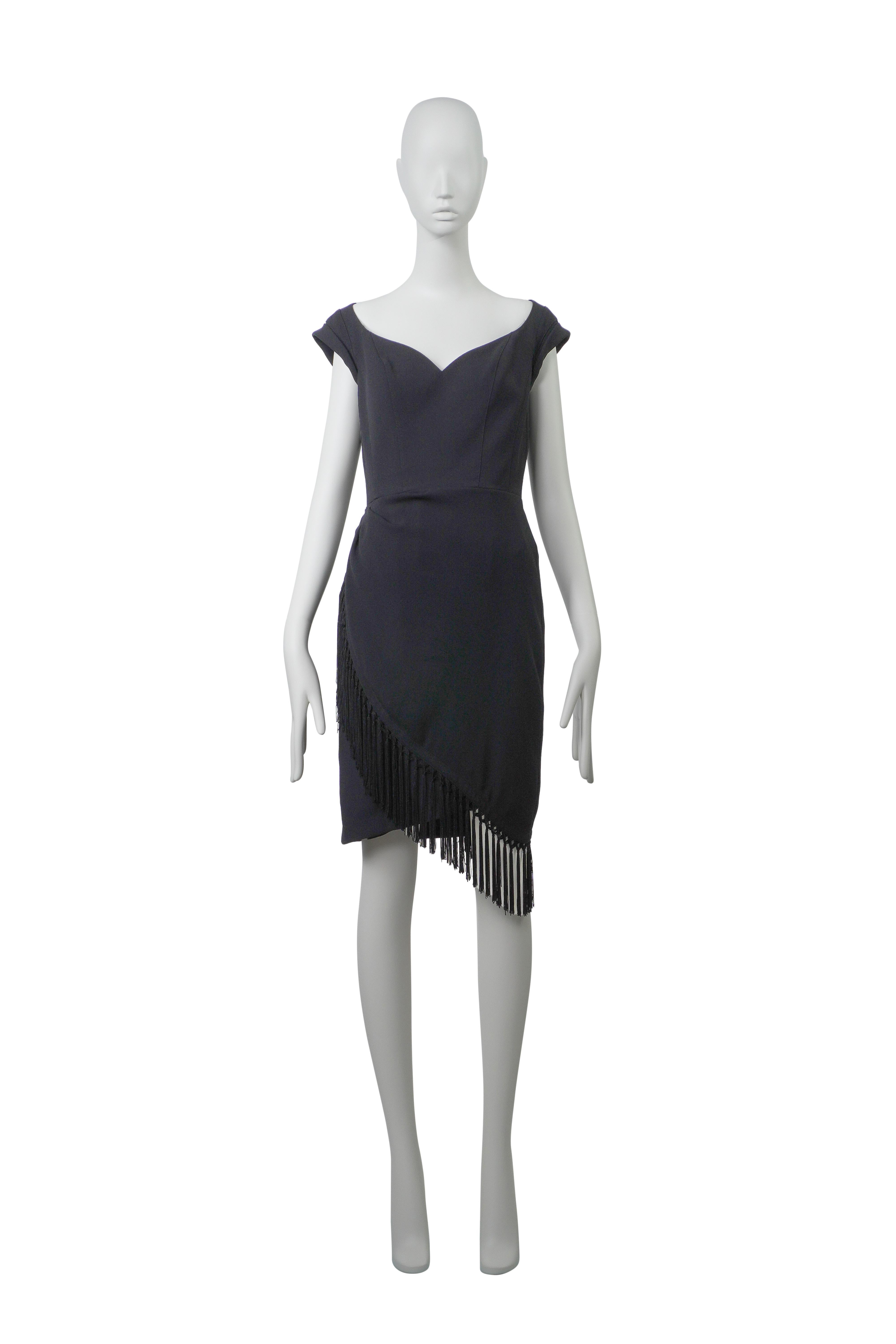 Thierry Mugler Frühjahr Sommer 1997 Sanduhr Fransenkleid FR38

Marke: Thierry Mugler
Designer: Thierry Mugler
Collection'S: Frühjahr/Sommer 1997
MATERIAL: Viskose 100% / Polyester 100% 
Farbe: Schwarz
Größe: FR38
Hergestellt in Frankreich

Aus der