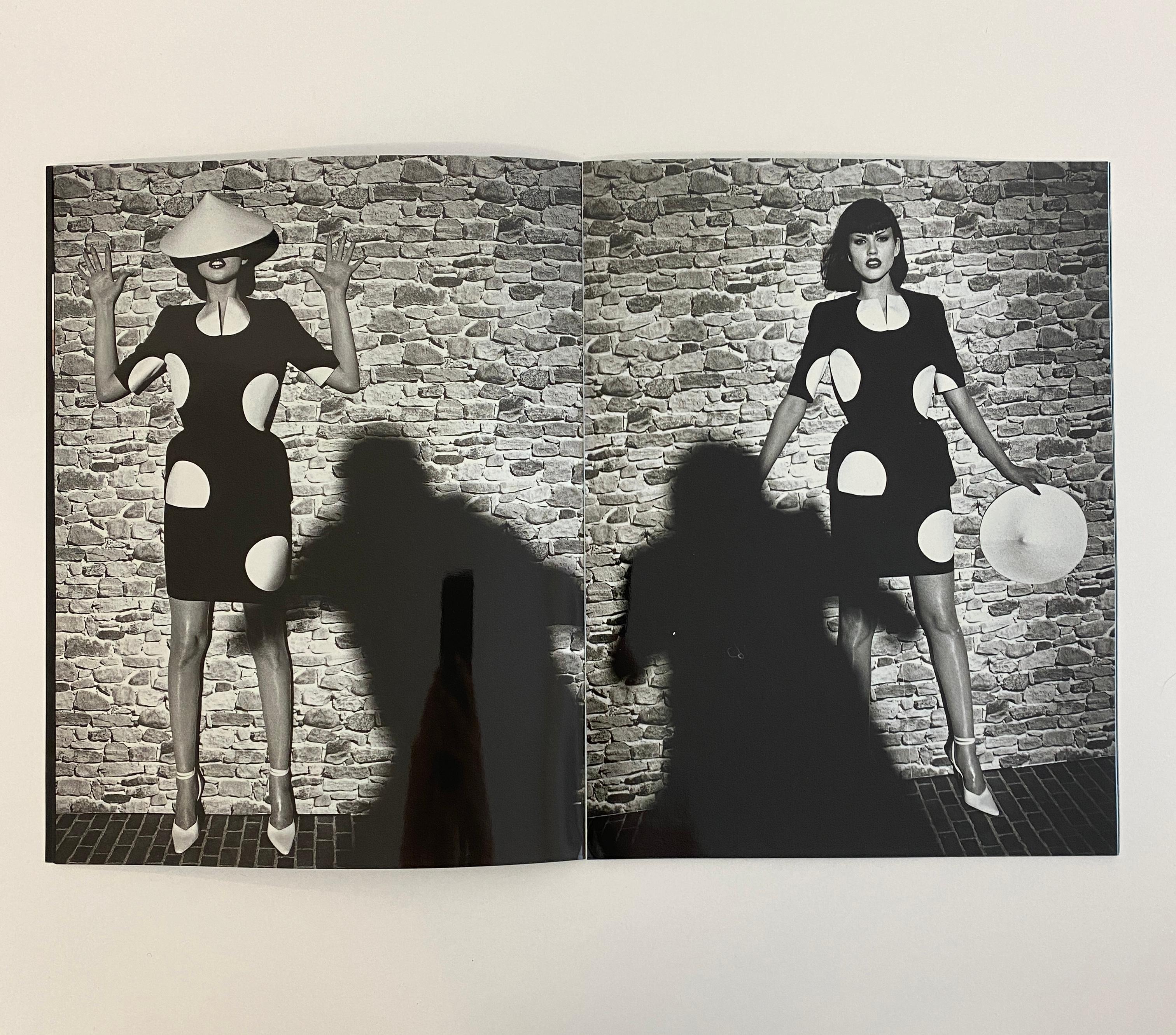 Thierry Mugler : costume à pois pour le défilé du printemps 1998 documenté par Helmut Newton.

Marque : Thierry Mugler
Créateur : Thierry Mugler
Collection : Printemps-été 1998
Fabrice : Viscose / soie
Couleur : Noir et blanc
Taille :  FR40

Le