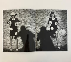 THIERRY Mugler P/E 1998: un raro abito a pois in passerella documentato da Helmut Newton