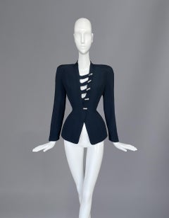 Giacca scultorea con cut-out di Thierry Mugler, dettagli metallici