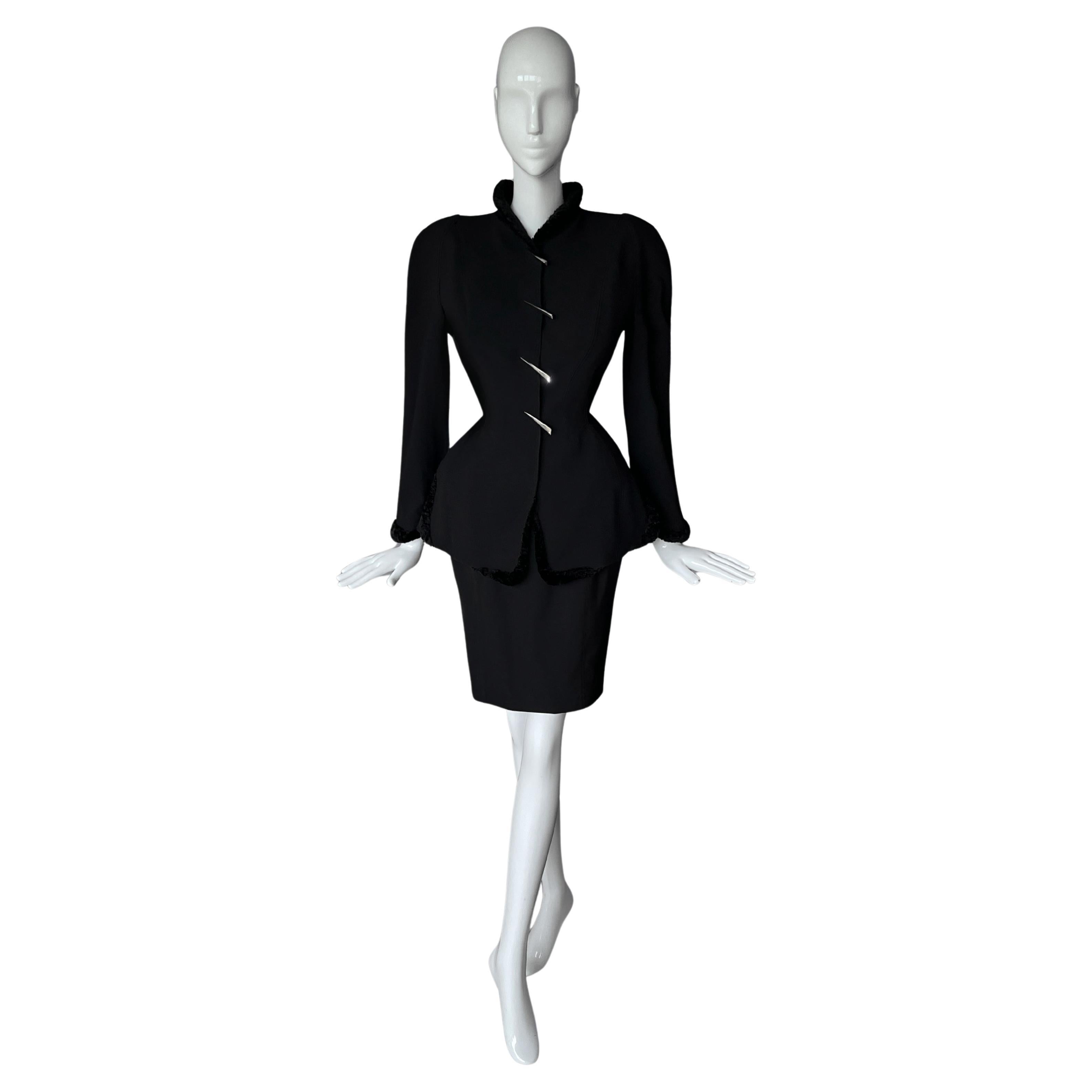 Ensemble scultoreo di Thierry Mugler Dettagli in metallo affilati