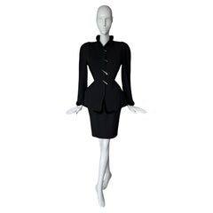 Ensemble scultoreo di Thierry Mugler Dettagli in metallo affilati