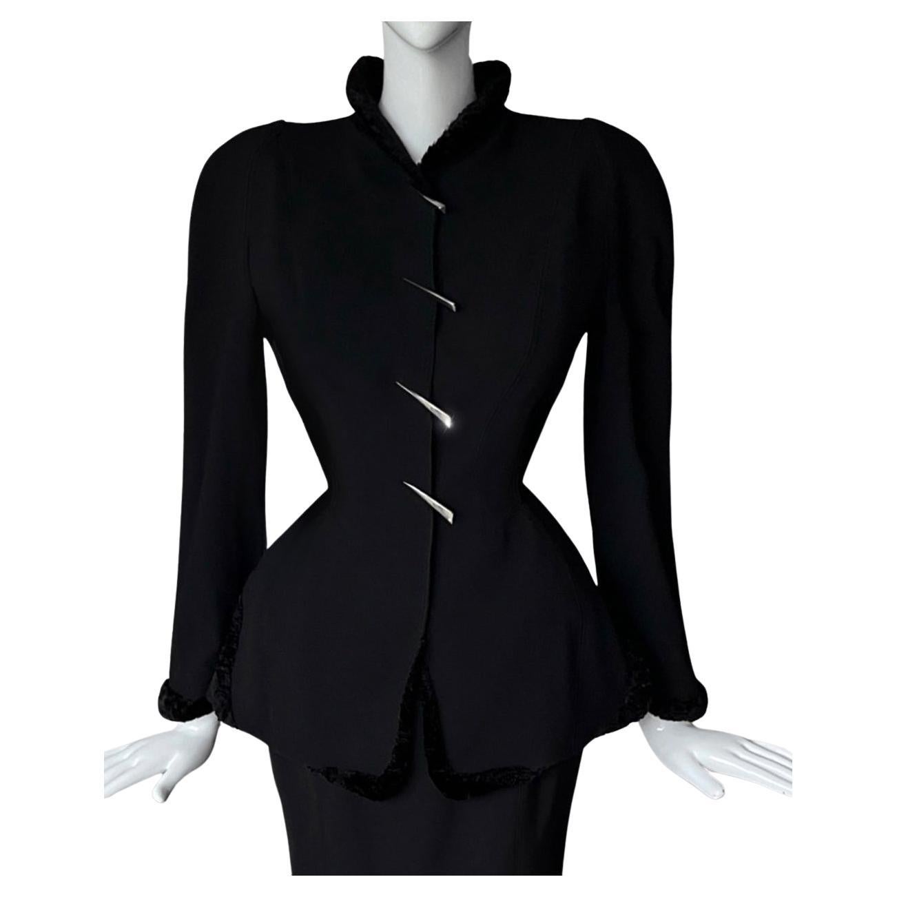 Ensemble scultoreo di Thierry Mugler Dettagli in metallo affilati