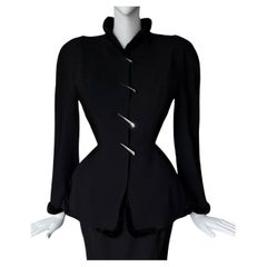 Ensemble scultoreo di Thierry Mugler Dettagli in metallo affilati