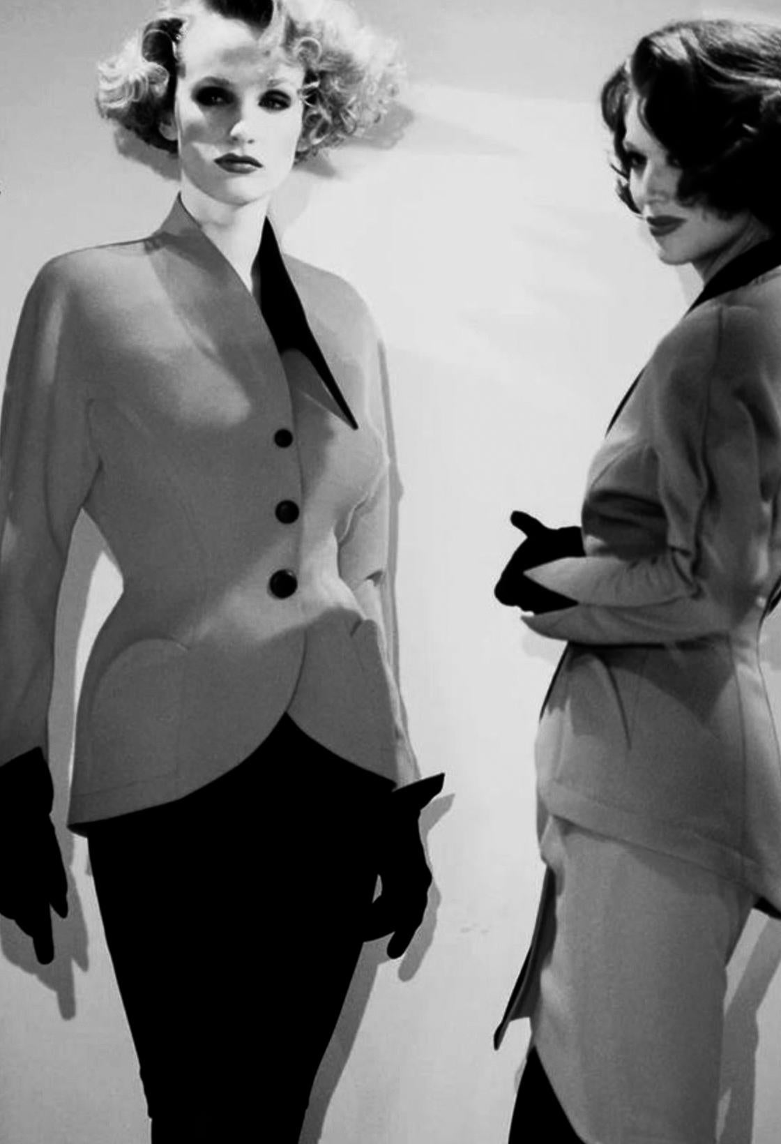 
Fabelhafte seltene Thierry Mugler FW 1989 Collection'S Jacke.
Die ikonische Kreation von Thierry Mugler zeichnet sich durch eine außergewöhnliche Schnittführung mit dramatischem Kragen, taillierter Passform und Raglanärmeln aus. Schöne seltene