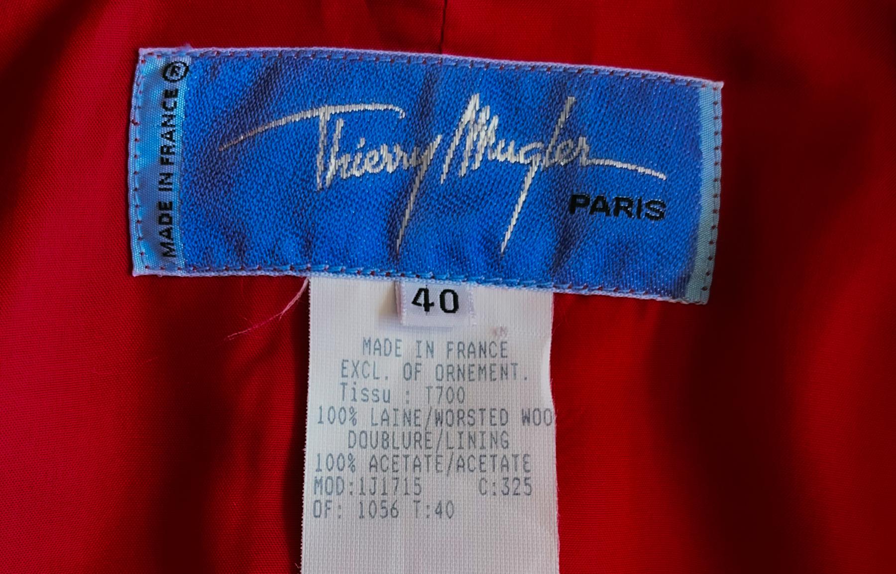 
Stunning Thierry Mugler jacket, Fall Winter 1995 Collection. Masterful construction, a fabulous Thierry Mugler creation. Vibrant tomatoe red colour. Silver coloured metal buttons.
Extraordinairy shape! Feminine silhouette with fitted waist and