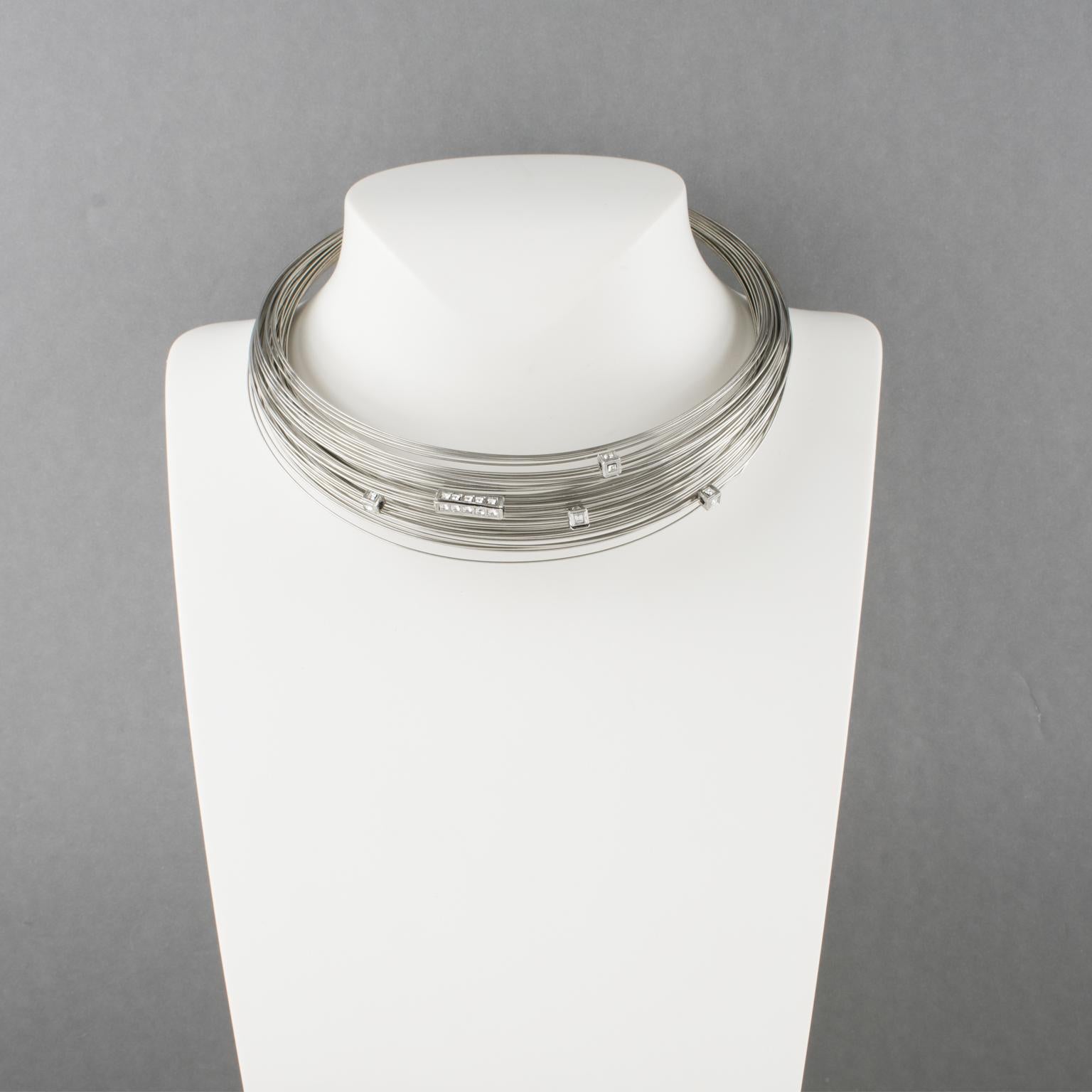 Questo splendido e raro girocollo a più fili di Thierry Mugler Paris in metallo argentato ha una forma a girocollo, con fili intrecciati ed elementi mobili ornati da strass cristallini. La catena di sicurezza sul retro può essere utilizzata anche