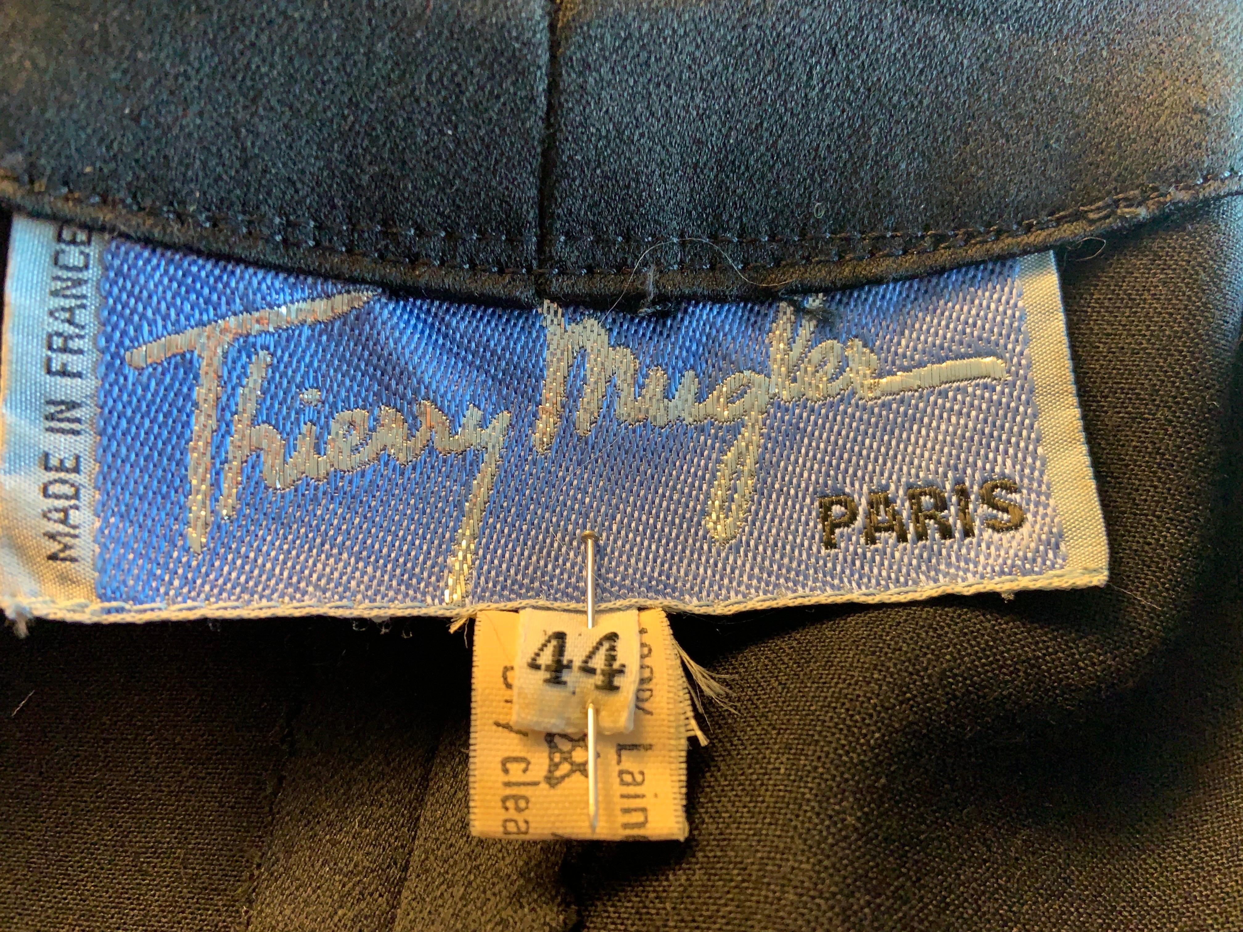 Robe en laine noire à boutons-pression de Thierry Mugler en vente 3