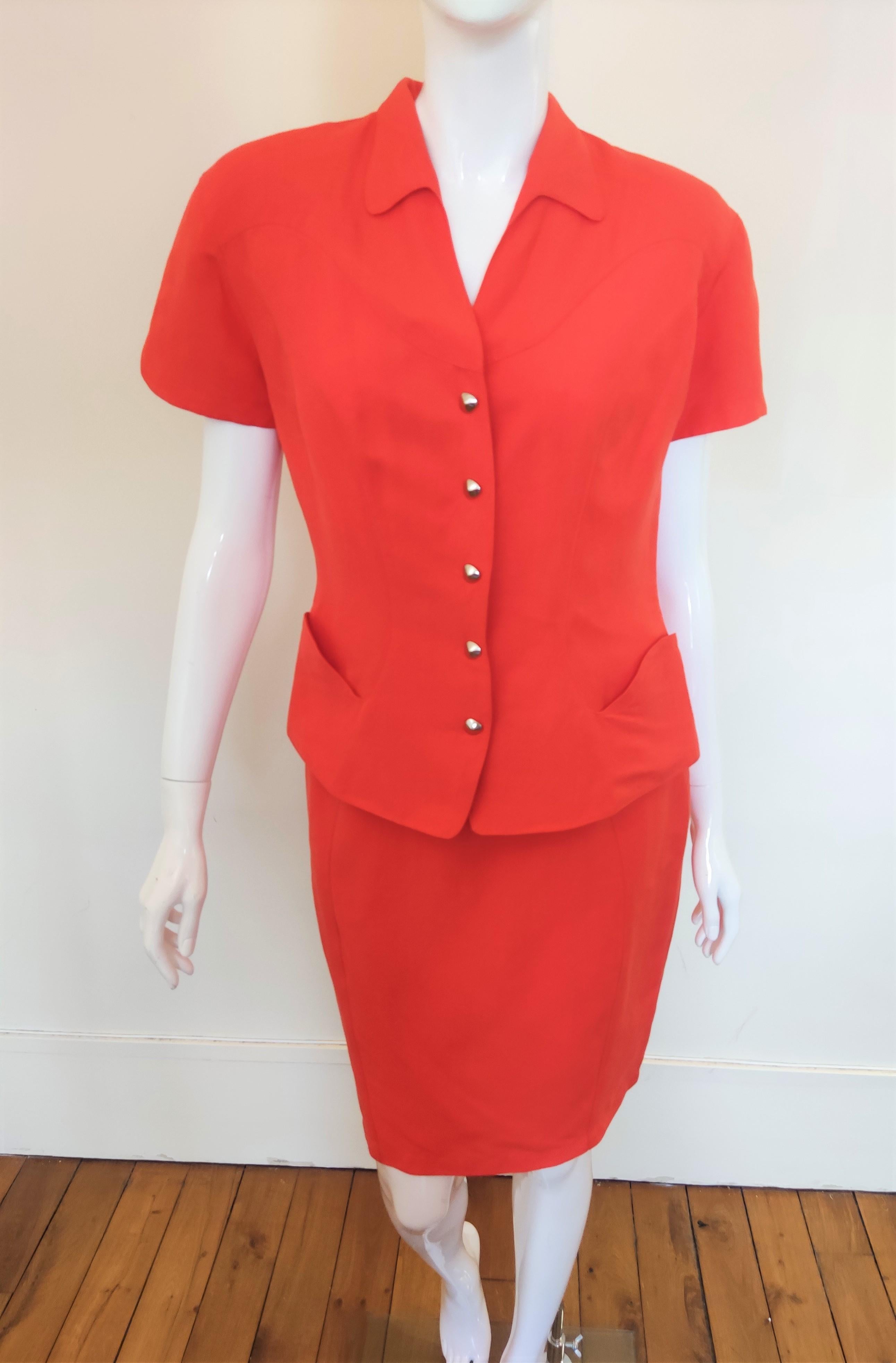 Wonderful suit by Thierry Mugler!
With shoulder pads.
Slimmed waist!
Future look with the pockets.
Color: orange. 

VERY GOOD condition! Light sign of wear inside at the neck but it is not visible when you wear it. Please, check the last