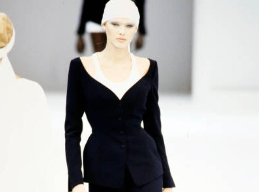 
Favoloso ensemble documentato di Thierry Mugler, collezione primavera estate 1999. Questa firma e le sue variazioni sono state documentate in passerella e nell'iconico ritratto di Manfred Thierry Mugler nel suo studio. Marina. /Tuta, giacca e gonna