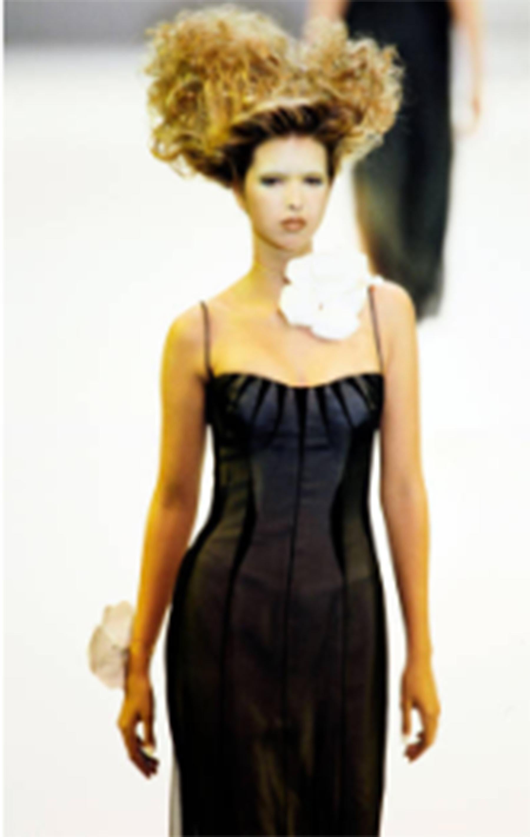 Thierry Mugler Pasarela Primavera Verano 1999 Vestido de gasa transparente

Marca: Thierry Mugler
Diseñador: Thierry Mugler
Colección / año: Primavera / Verano 1999
Material: Gasa / Raso
Color: Negro / Blanco
Talla: Sin etiqueta de talla, estimada