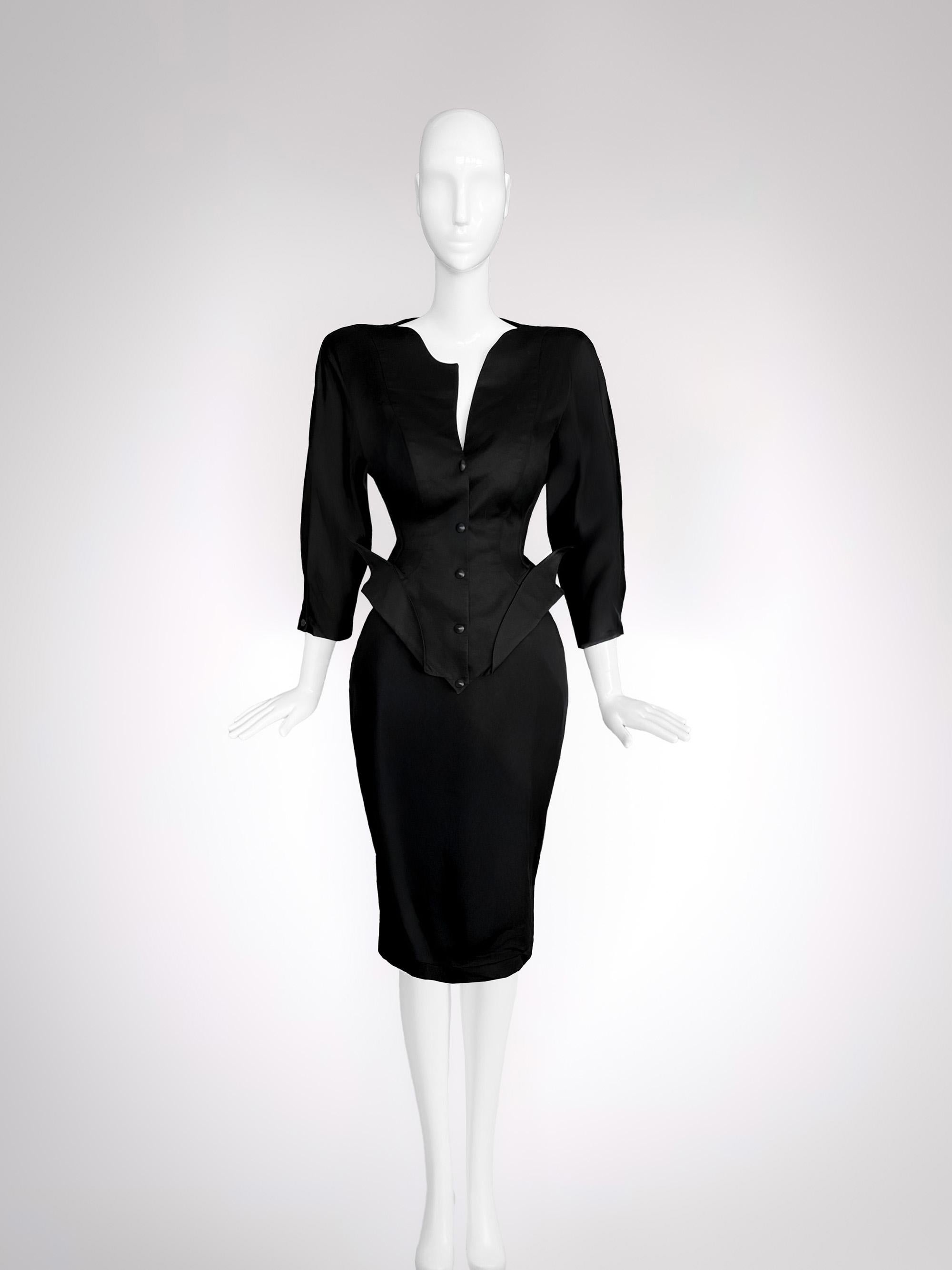 Emerging from Thierry Mugler’s legendary LES ATLANTES Collection  1989, this extraordinary ensemble is a masterclass in sensual architecture. Rooted in the deep-sea fantasy and armor-like futurism that defined the Atlantean theme, the look evokes
