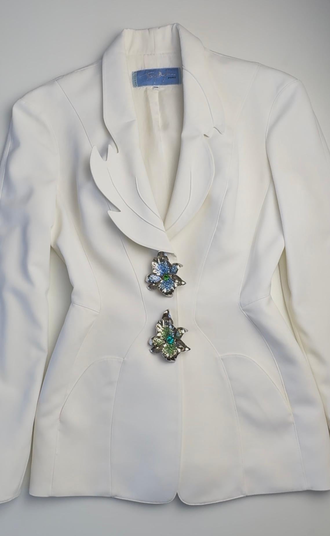 Thierry Mugler SS 1995 White Flower Brooch Adorned Jacket In Good Condition For Sale In Praha 4, Hlavní město Praha