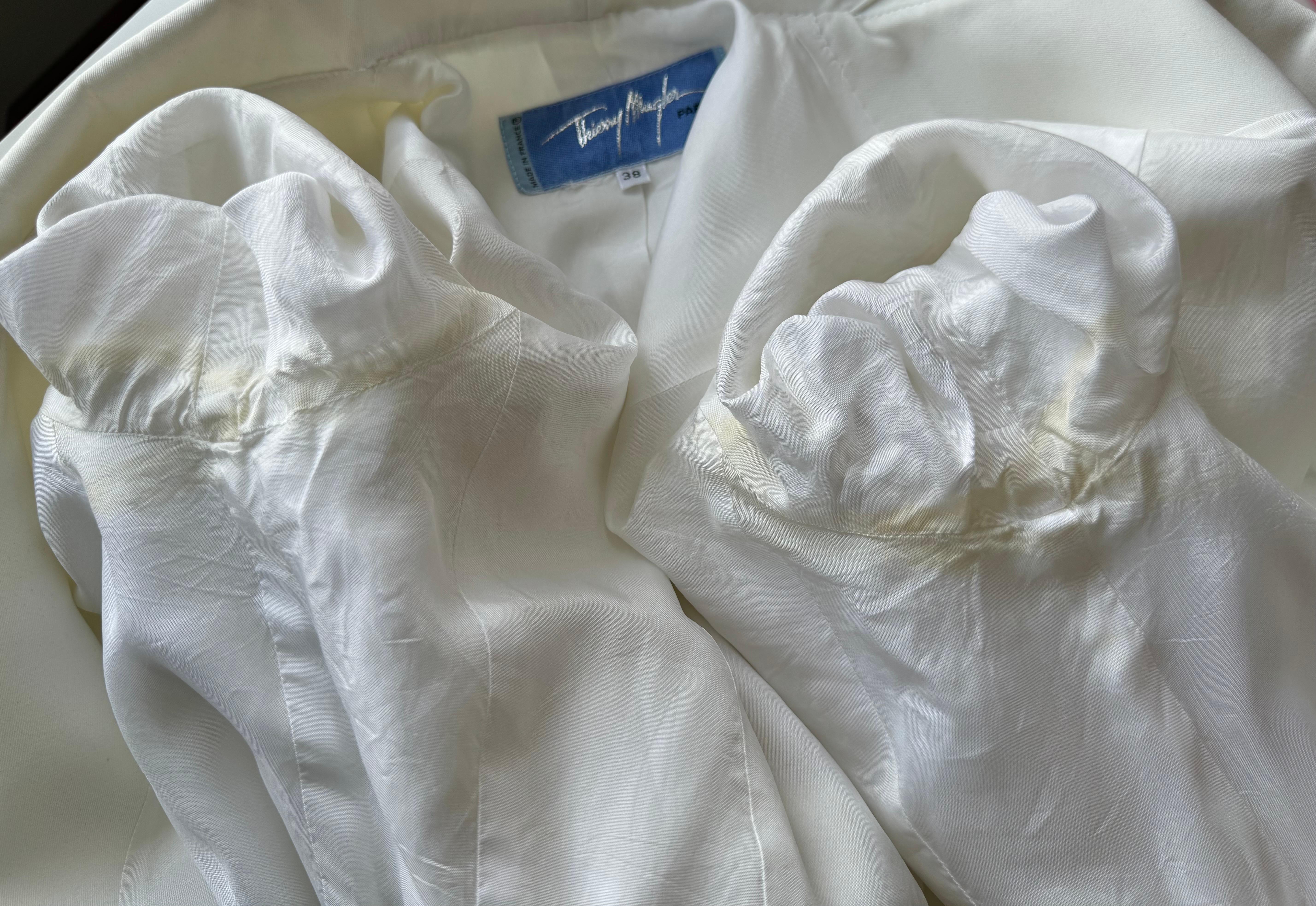 Thierry Mugler SS 1995 White Flower Brooch Adorned Jacket For Sale 3