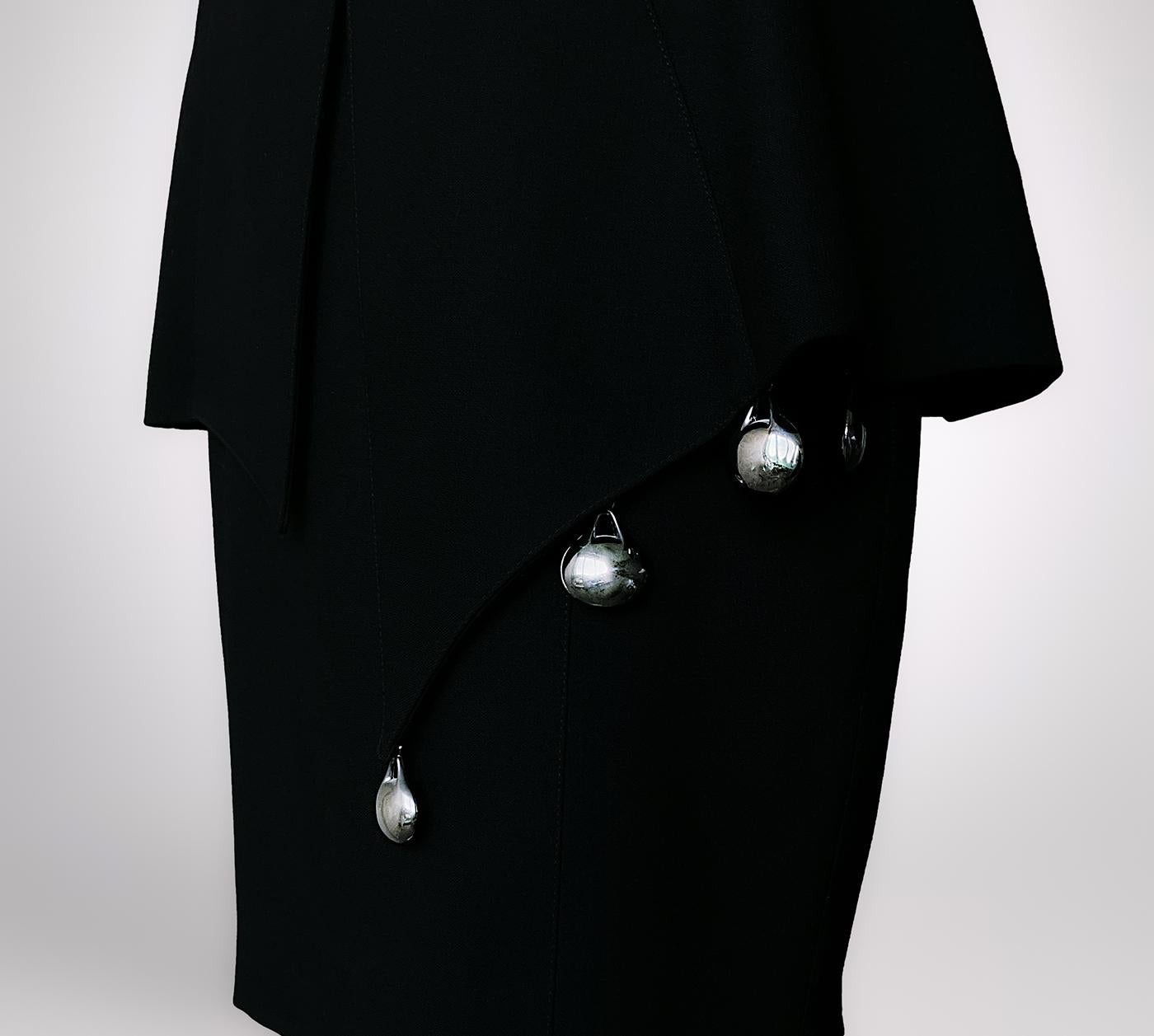Thierry Mugler SS1998 Tailleur jupe noire dramatique veste métallique argentée en vente 1