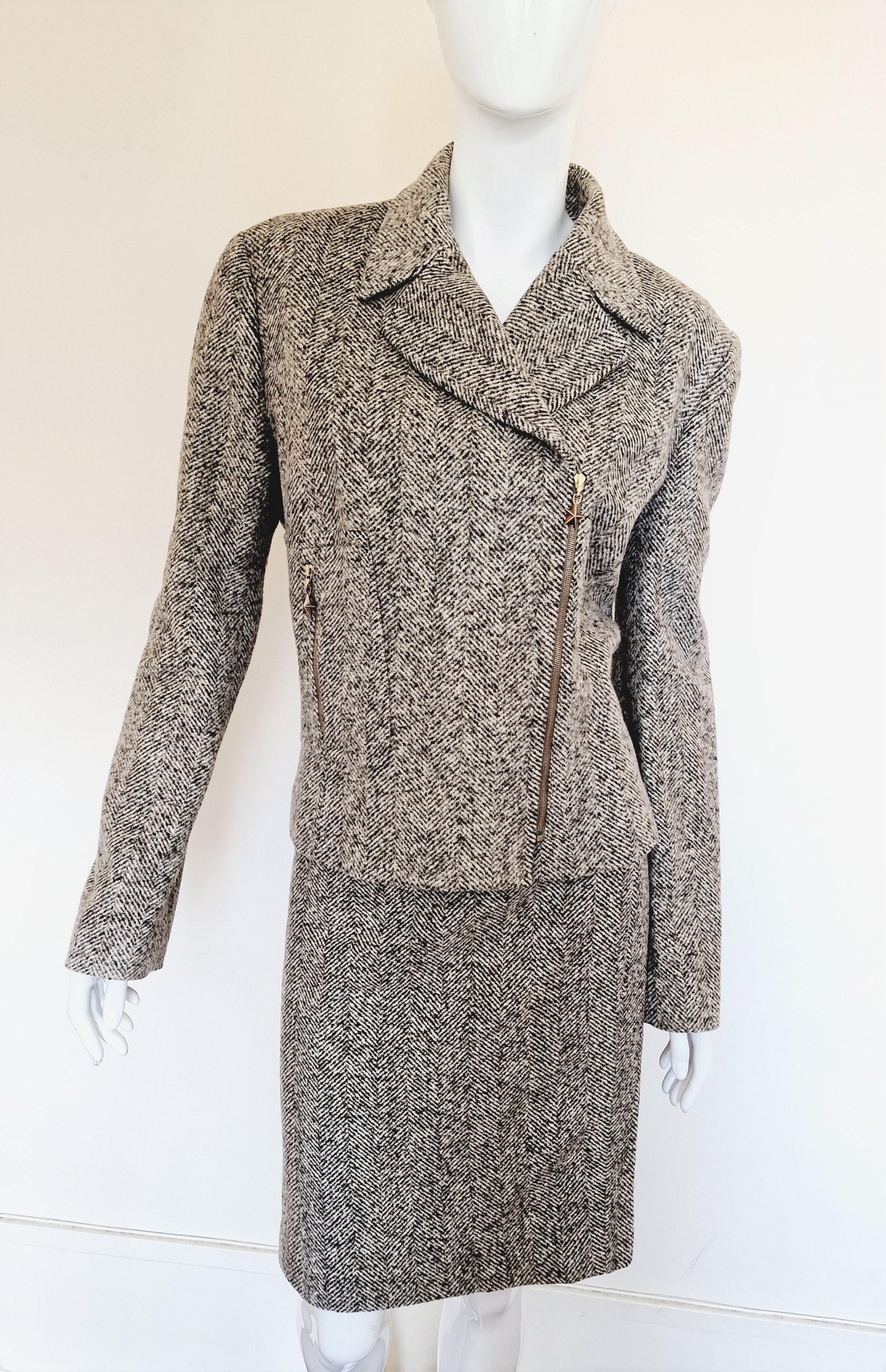 Skirt suit by Thierry Mugler!
Metal star zippers.
1 pocket.

EXCELLENT condition!

SIZE
X-large.
No size label.
Please, read the measurements. 

BLAZER
Length: 56 cm / 22 inch
Bust: 52 cm / 20.5 inch
Waist: 47 cm / 18.5 inch
Shoulder to shoulder: 50