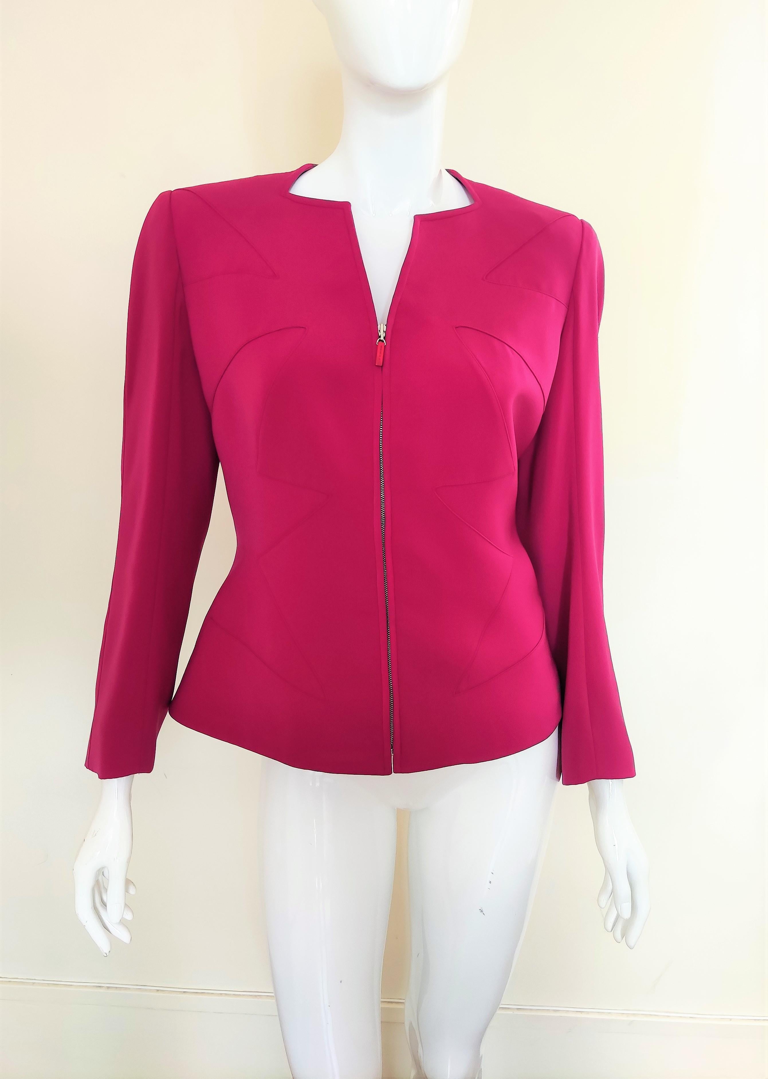 Beautiful jacket by Thierry Mugler!
Star around the waist, it emphasizes your curves and makes it slimmer optically. 
Wonderful silhouette!
With shoulder pads.
With MUGLER zip puller.

VERY GOOD condition!

SIZE
Medium.
Marked size: FR38.
Length: 57