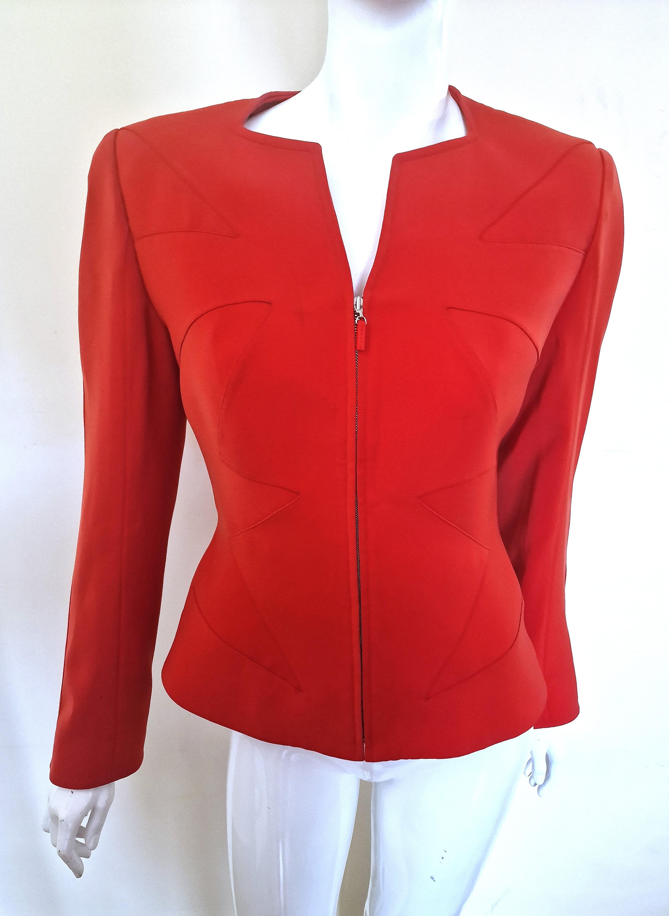Beautiful jacket by Thierry Mugler!
Star around the waist, it emphasizes your curves and makes it slimmer optically. 
Wonderful silhouette!
With shoulder pads.
With MUGLER zip puller.

VERY GOOD!

SIZE
Medium.
No size label.
Length: 58 cm / 22.8