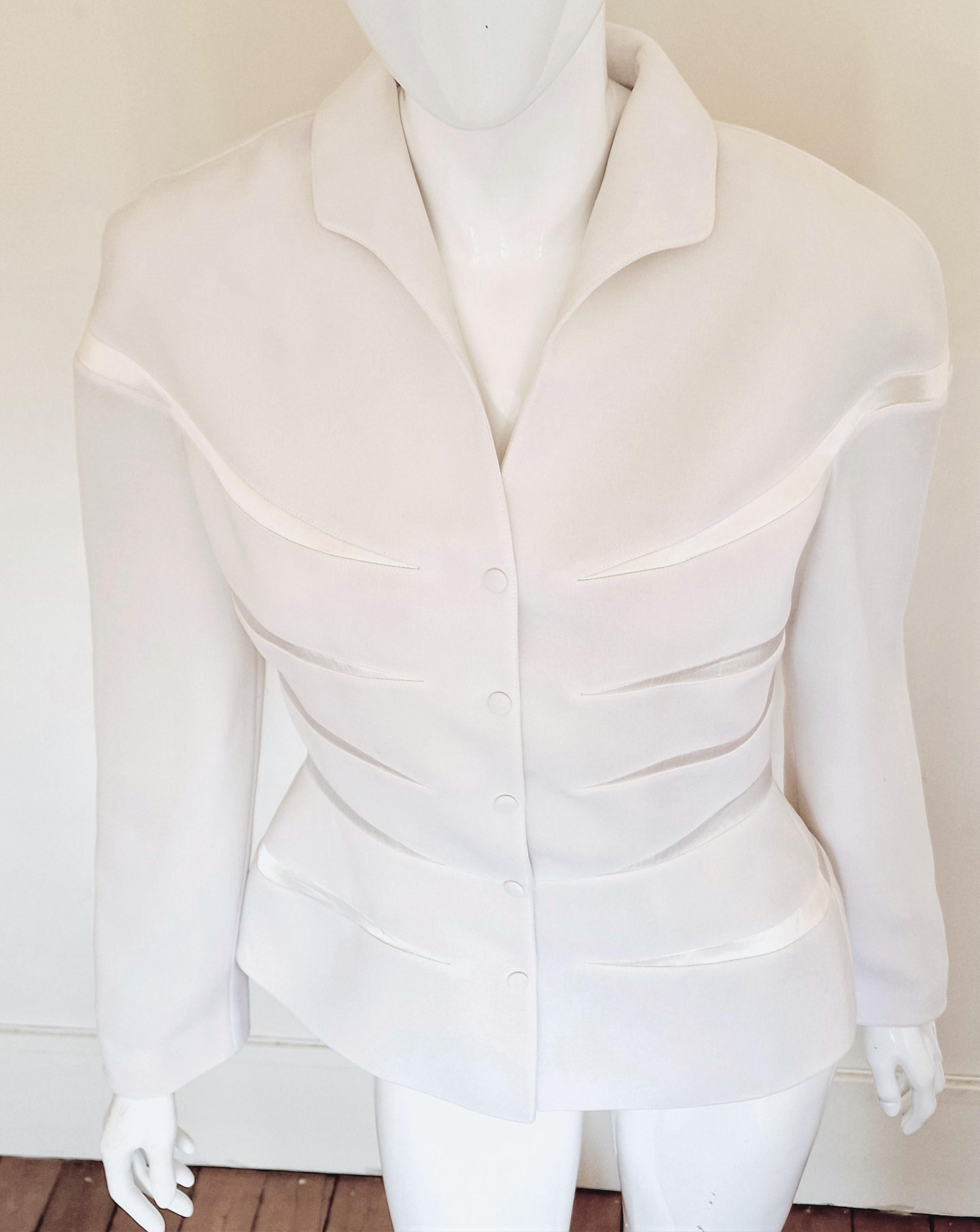 Beautiful piece by Thierry Mugler!
with shoulder pads!
Wonderful silhouette!
Wasp Waist look.

EXCELLENT Condition.

SIZE
Large.
Marked size: FR40.
Length: 56 cm / 22 inch
Armpit to armpit: 46 cm / 18 inch
Waist: 36 cm / 14.2 inch
Shoulder to