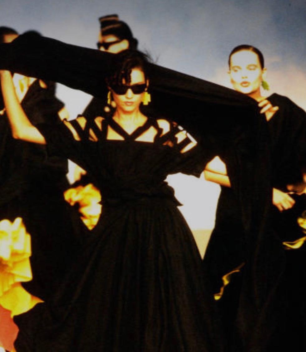 Thierry Mugler Atemberaubend Seltene Archivalien Schwarzes Leinen Göttin Kleid SS 1982 im Angebot 6